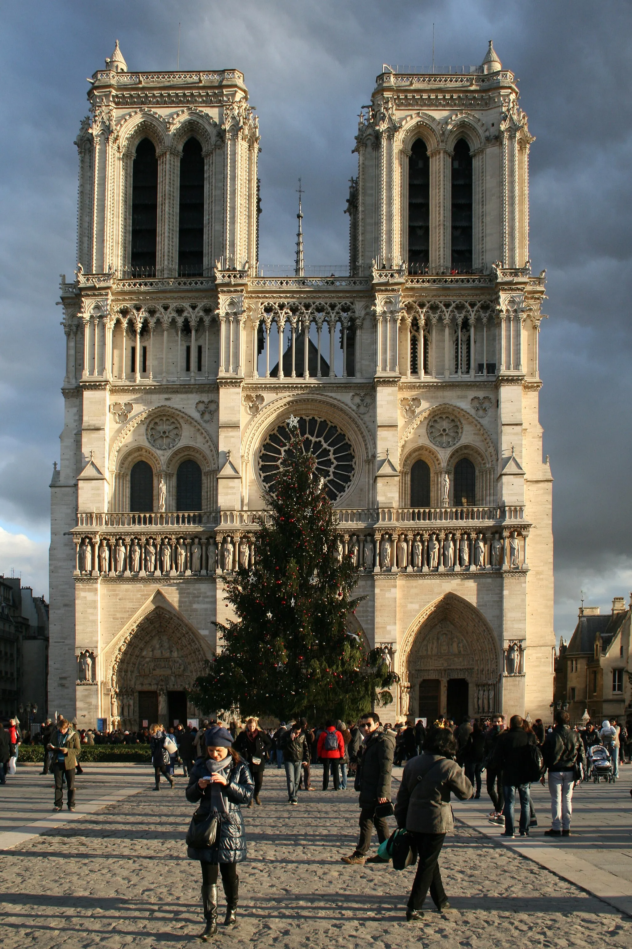 Photo showing: The Notre Dame de Paris cathedral as seen from the parvis - Île de la Cité island in Paris, France.