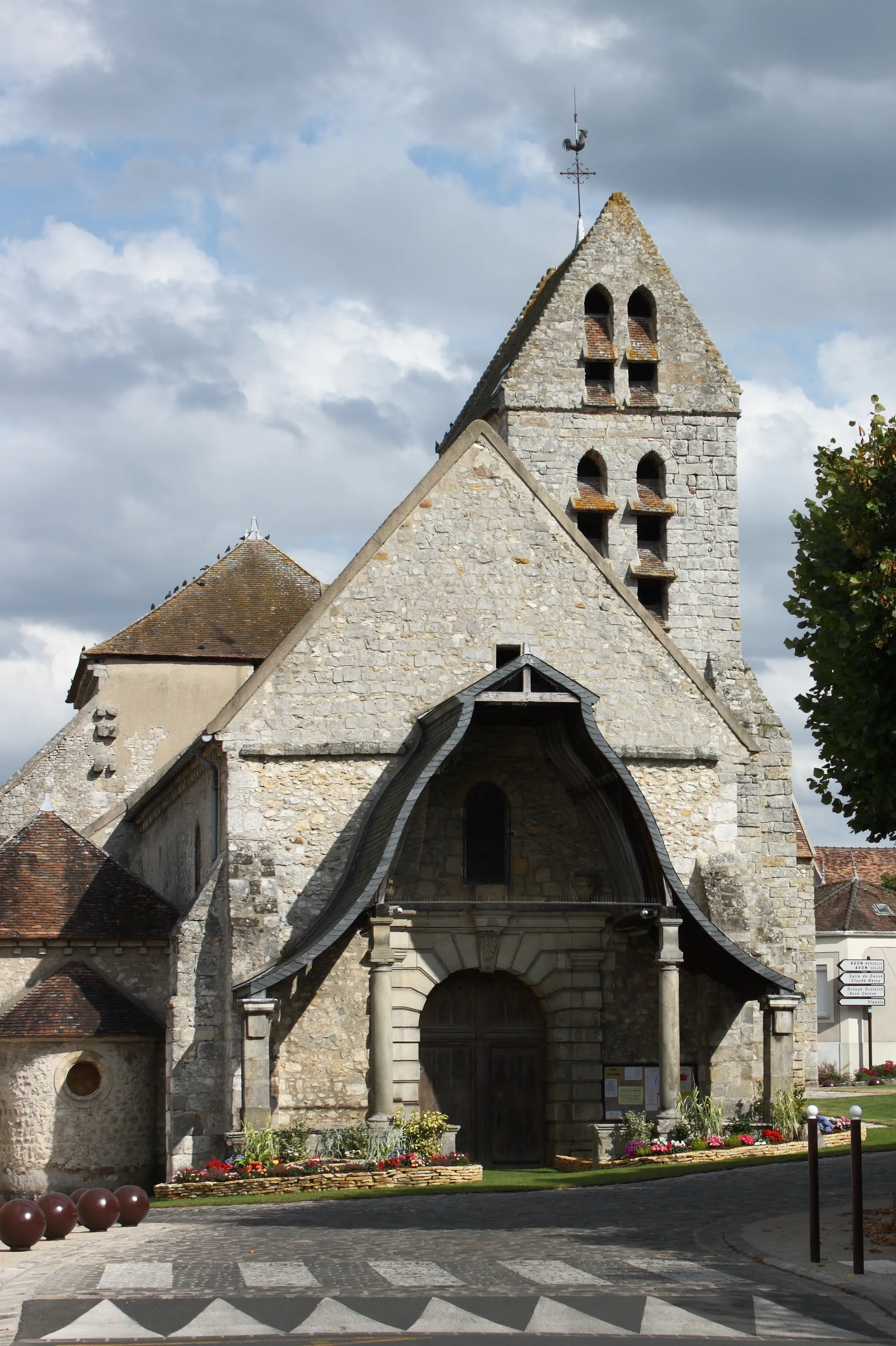 Photo showing: Katholische Pfarrkirche Saint-Pierre in Avon im Département Seine-et-Marne in der Region Île-de-France (Frankreich), Portal und Vorhalle aus dem 16. Jahrhundert.
