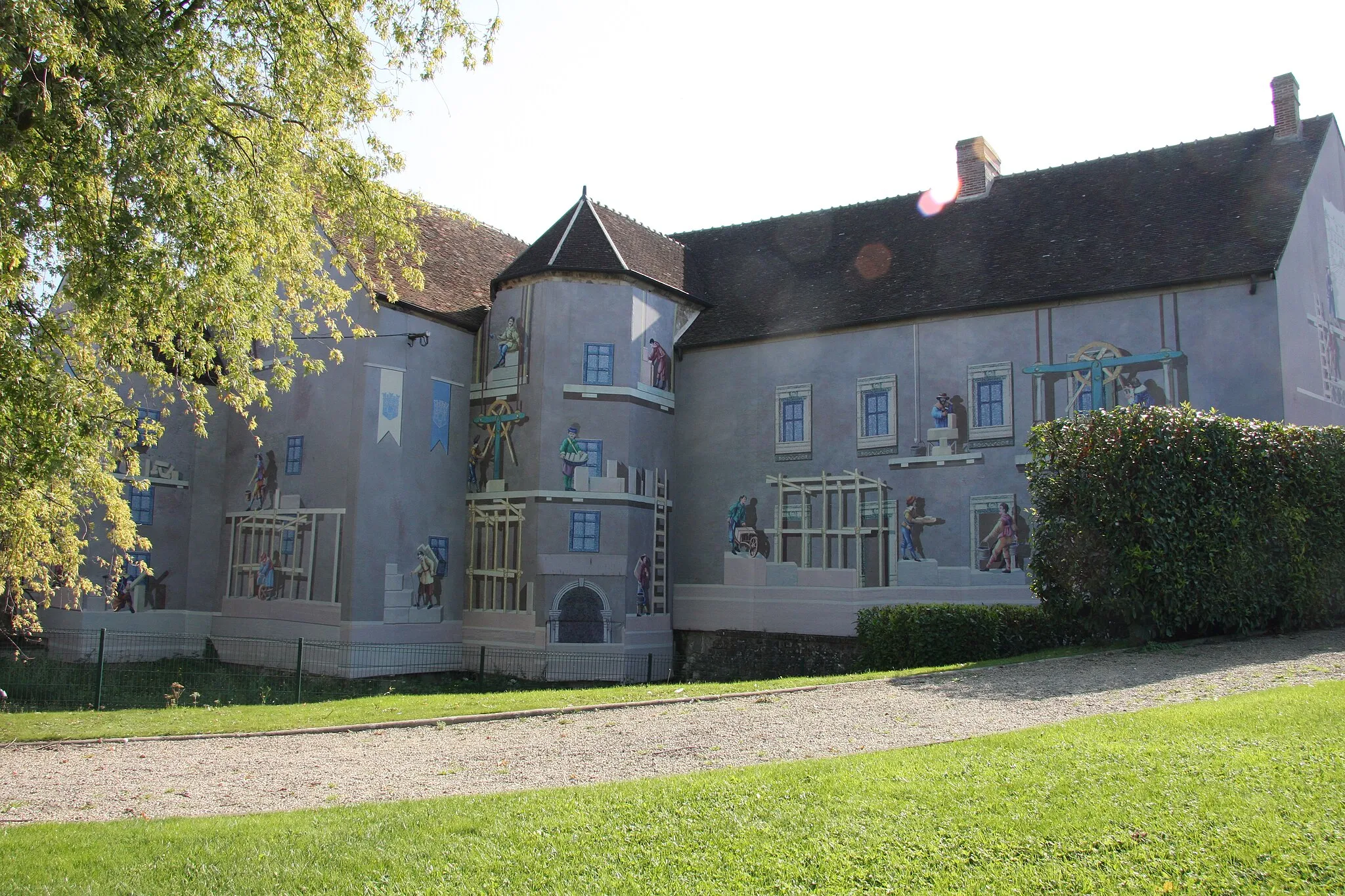 Photo showing: Ancienne prison au confluent de la seine et de l'Yonne "France'
Vue de devant par la grande rue Saint Maurice.