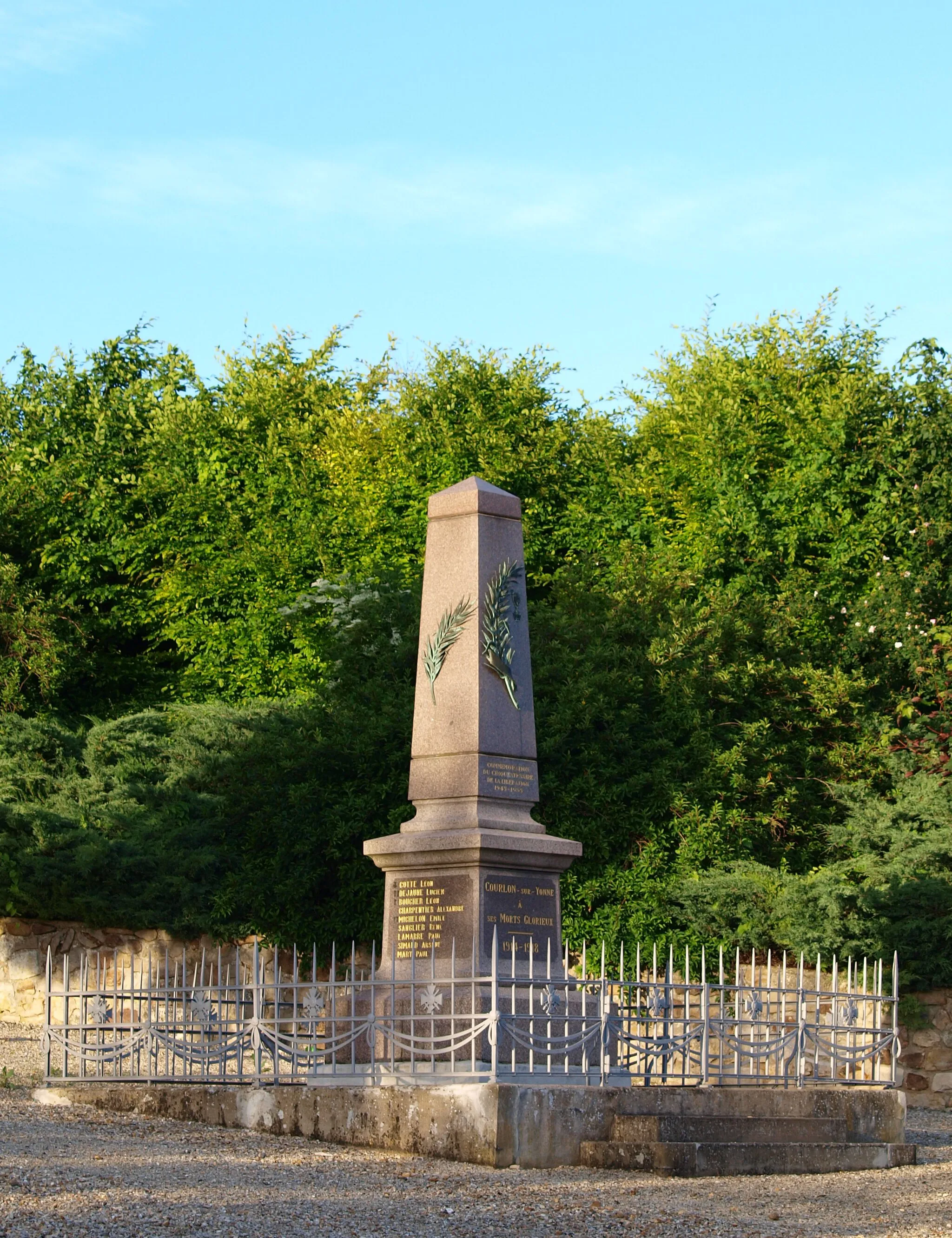 Photo showing: Courlon-sur-Yonne (Yonne, France), monument aux morts 1914-18 & 1939-45