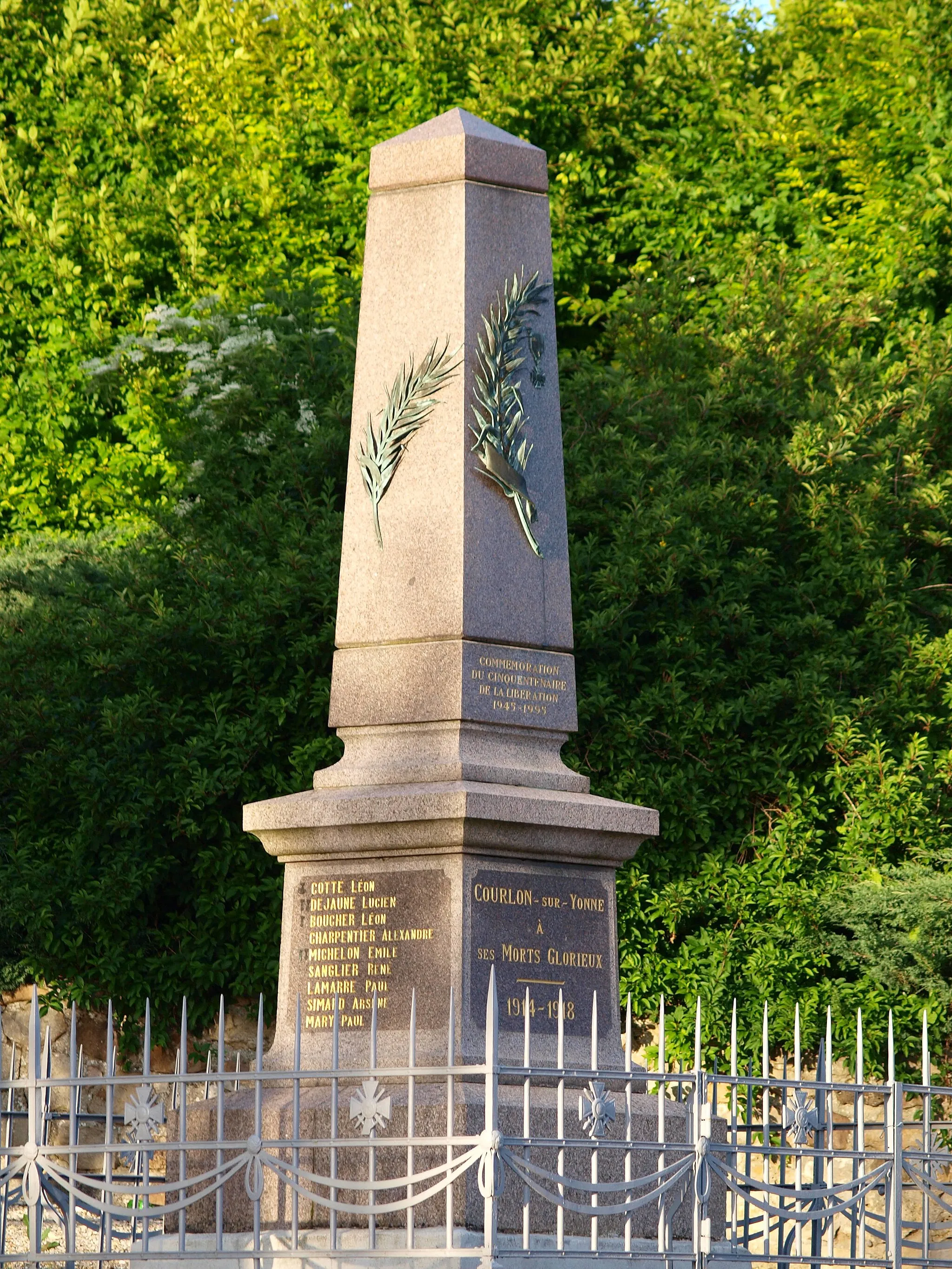 Photo showing: Courlon-sur-Yonne (Yonne, France), monument aux morts 1914-18 & 1939-45