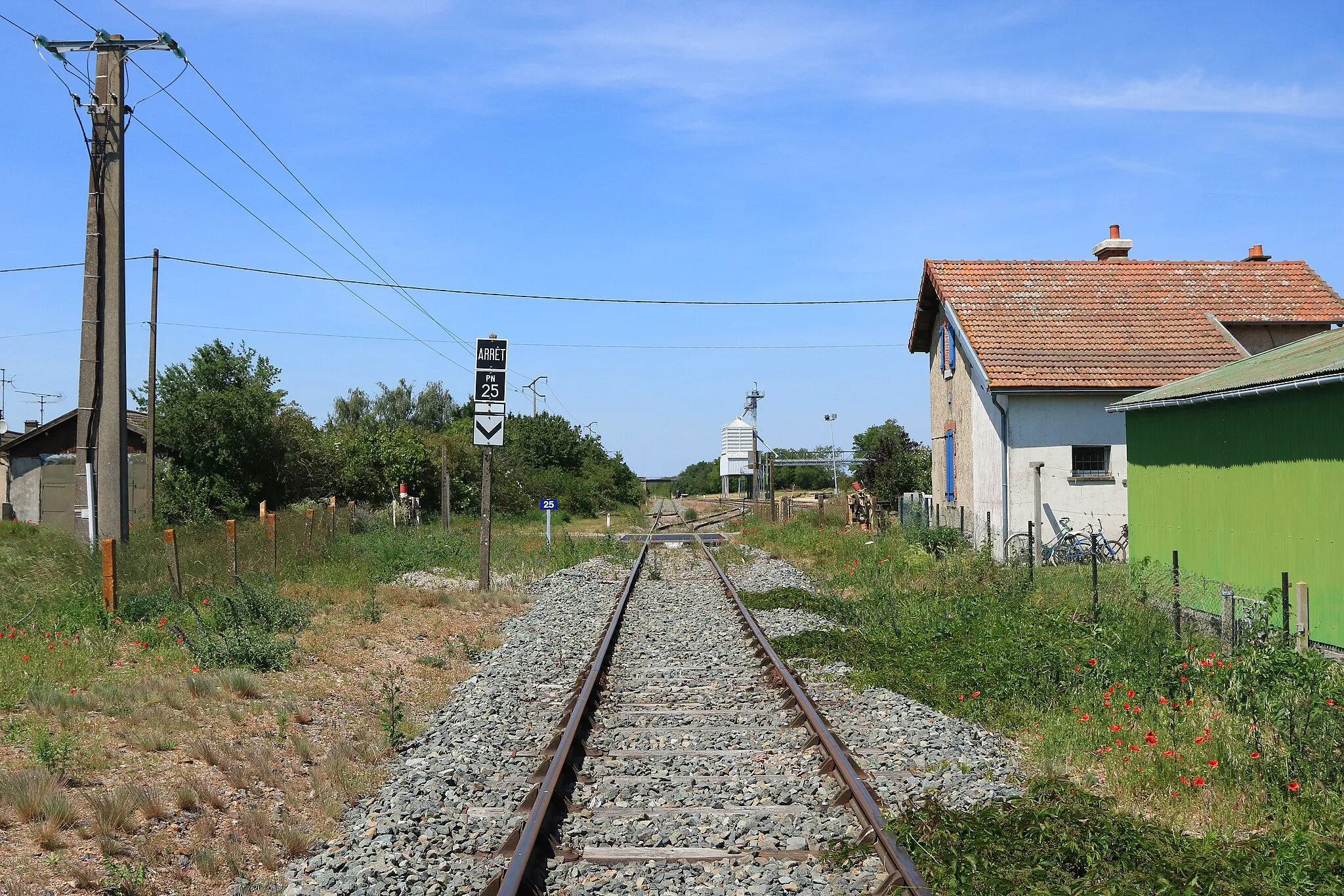 Photo showing: Vue de ce qui reste de la gare d'Engenville en direction d'Étampes.