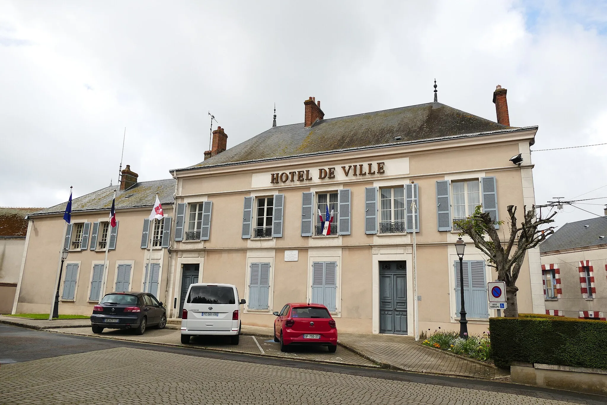 Photo showing: The city hall in Beaune-la-Rolande (Loiret, Centre-Val de Loire, France).