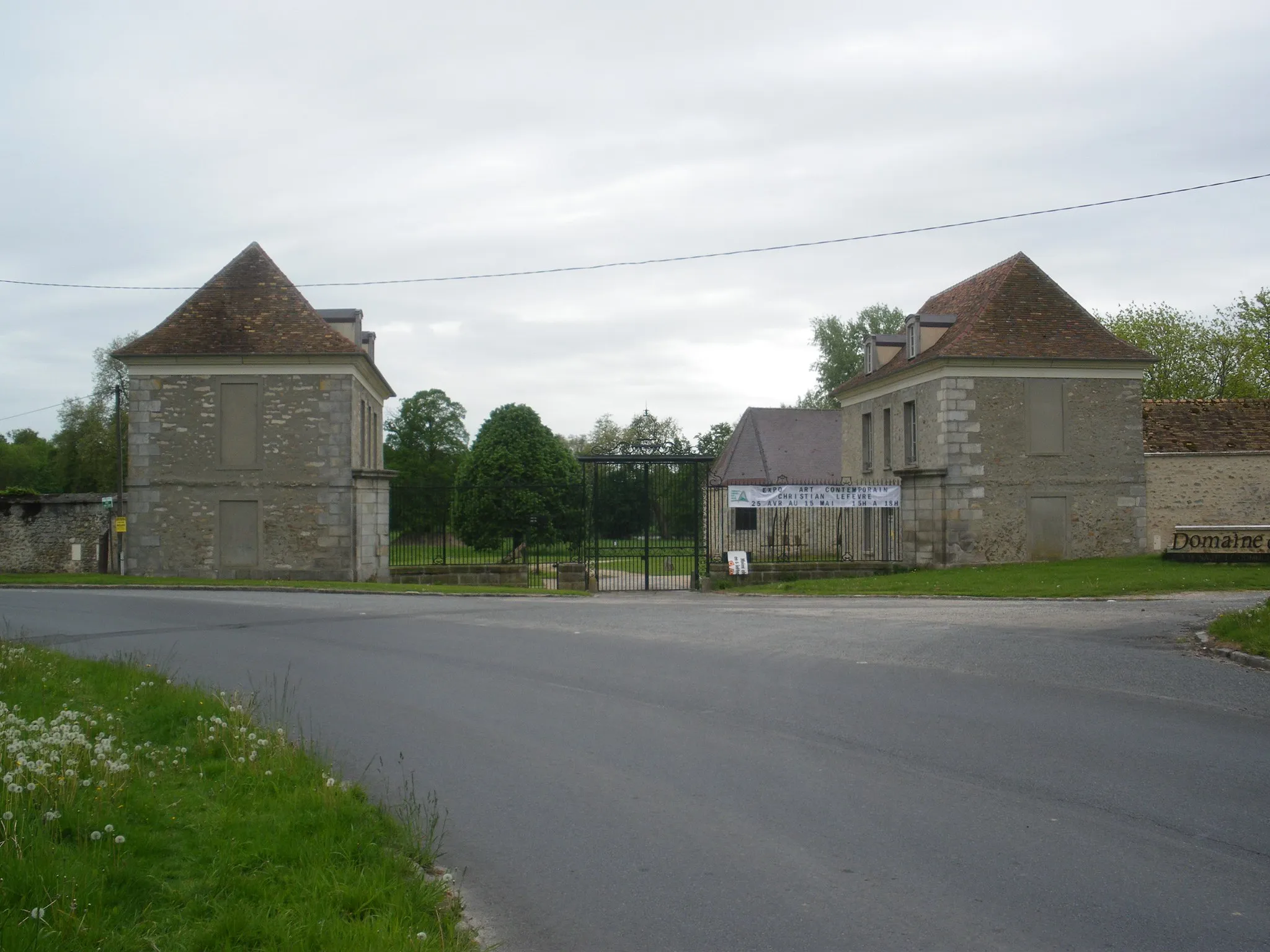 Photo showing: Entrée du Domaine de Soucy, Fontenay les Briis, Essonne, France
