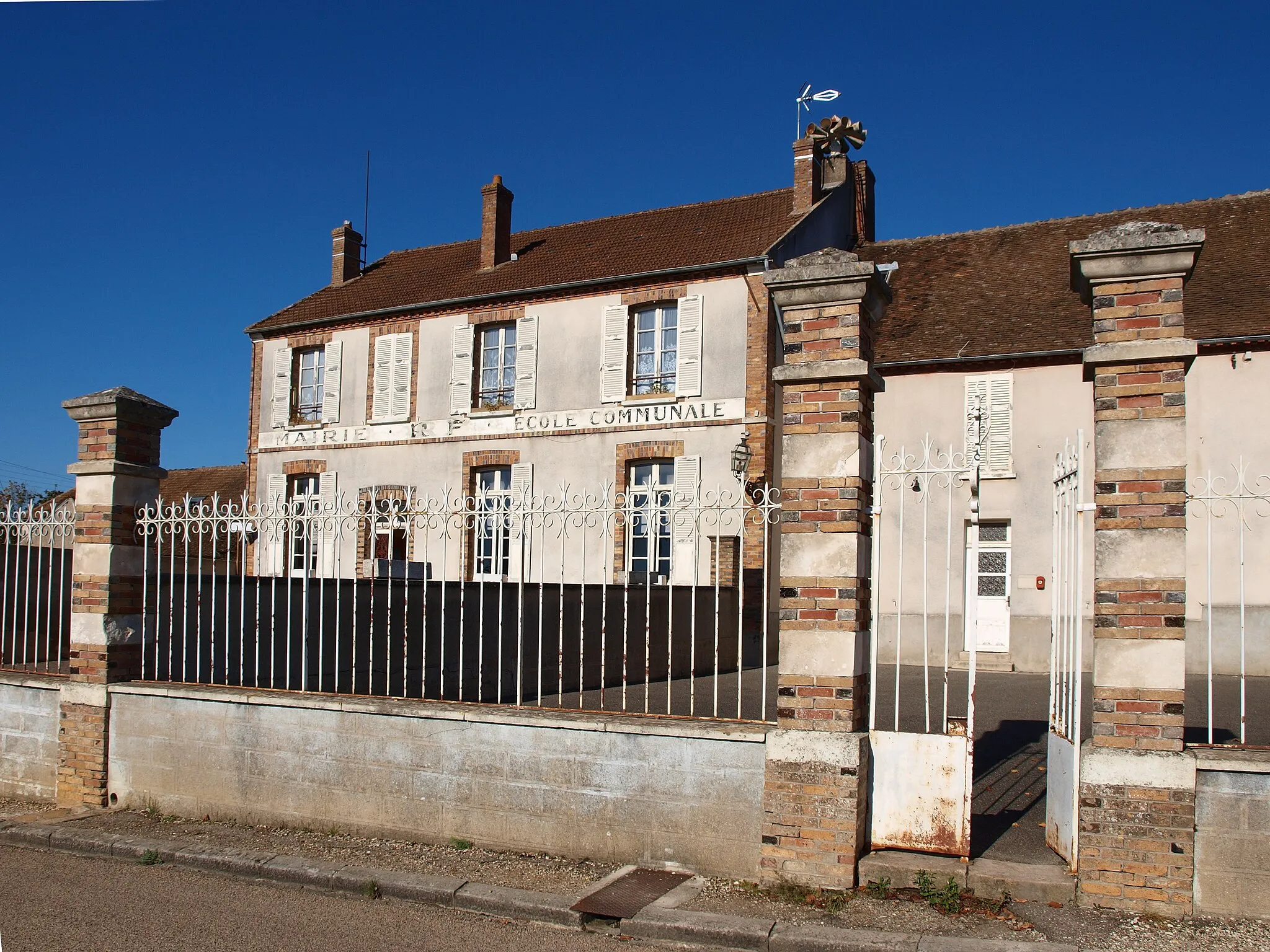 Photo showing: Vinneuf (Yonne, France) ; les écoles