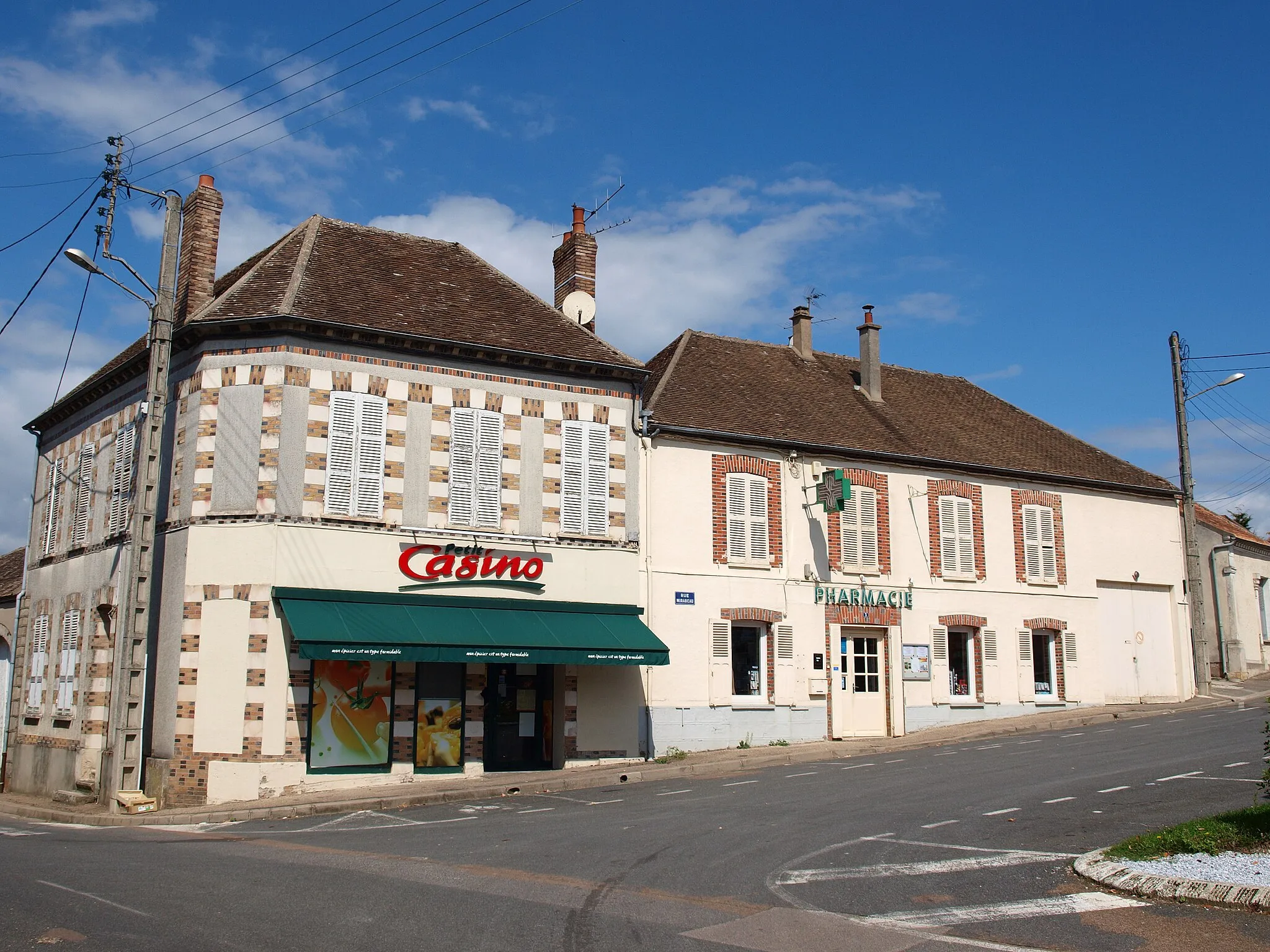 Photo showing: Vinneuf (Yonne, France) ; commerces.