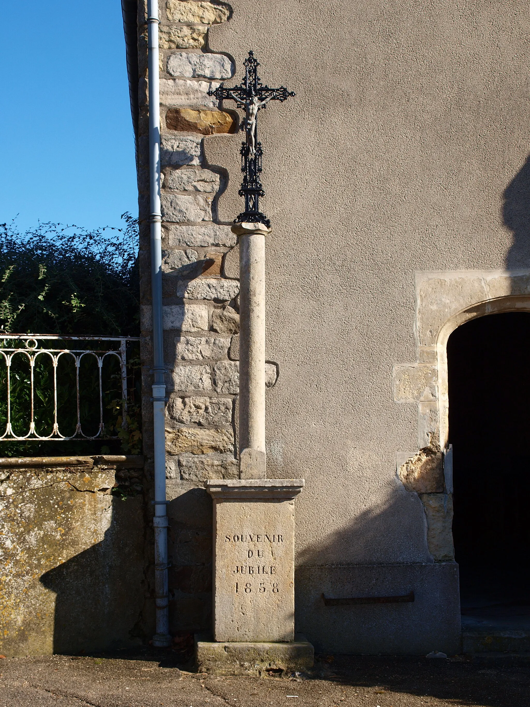 Photo showing: Vinneuf (Yonne, France) ; croix au pied de l'église.