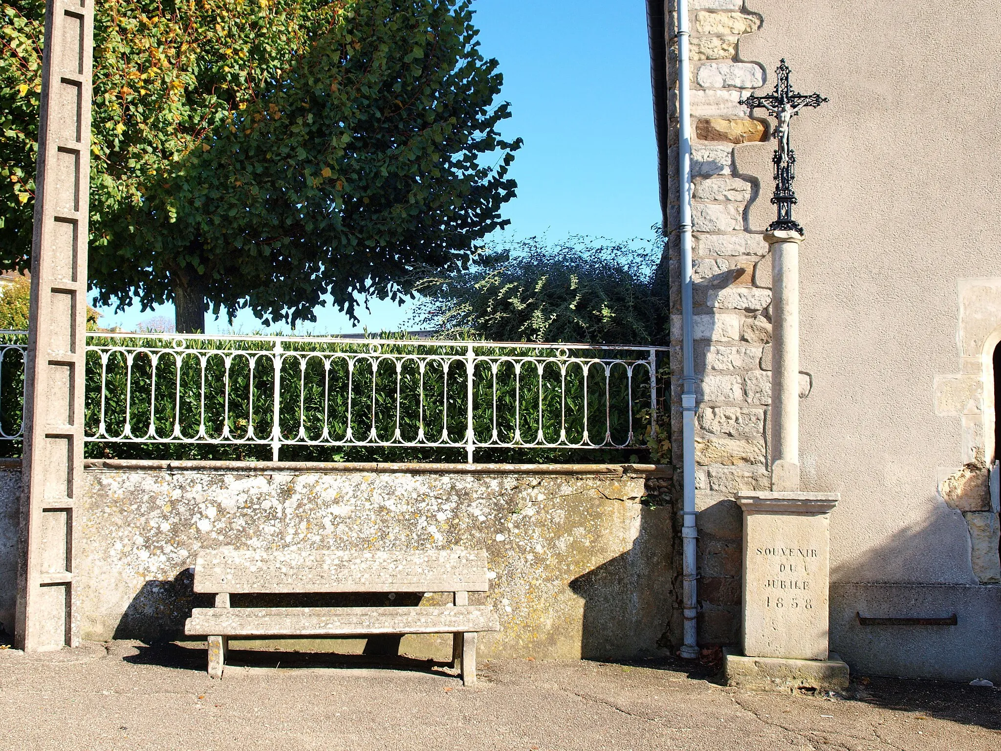 Photo showing: Vinneuf (Yonne, France) ; croix au pied de l'église.