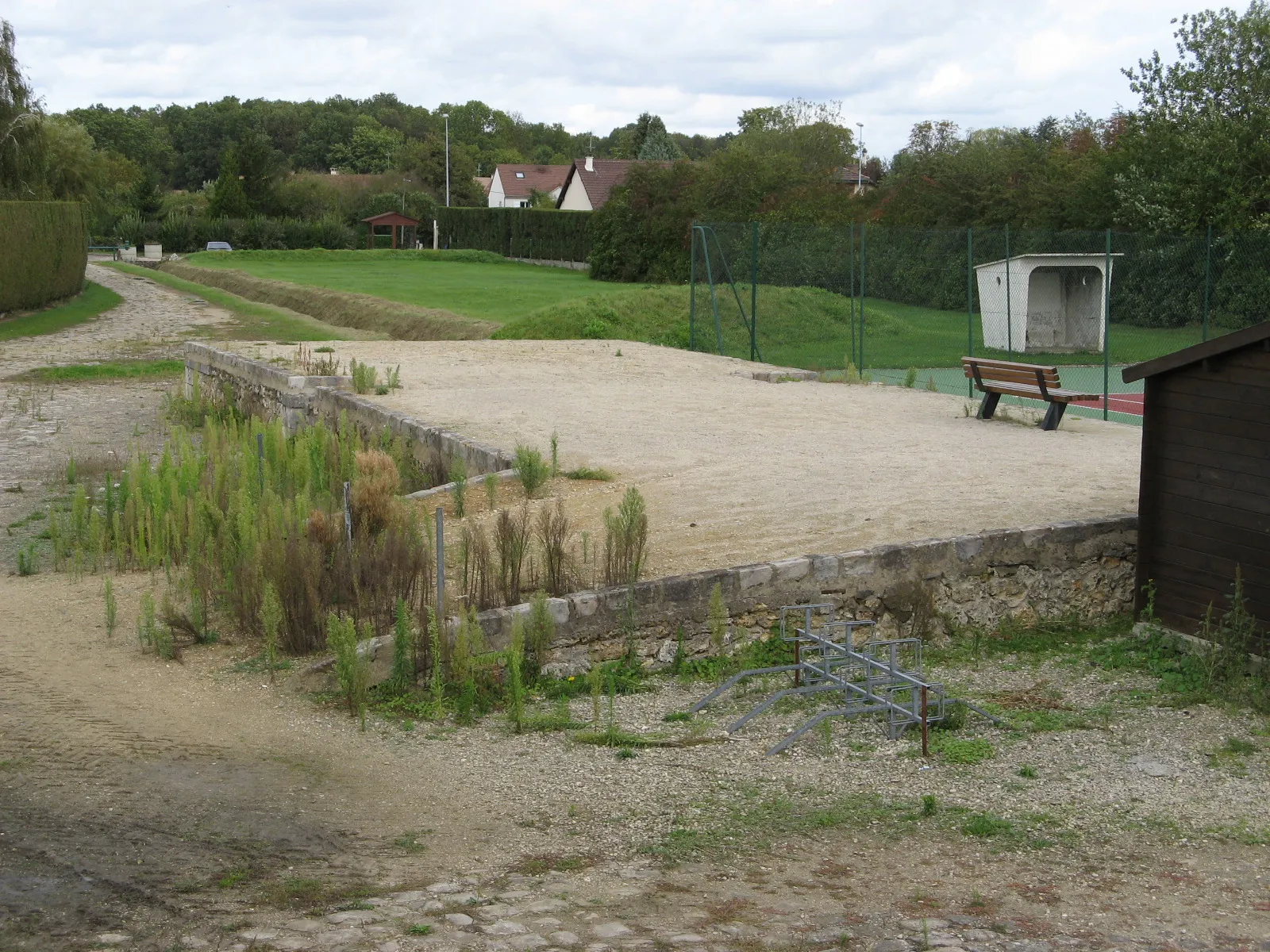 Photo showing: Remains of the former train station in Boullay-les-Troux, Île-de-France, France