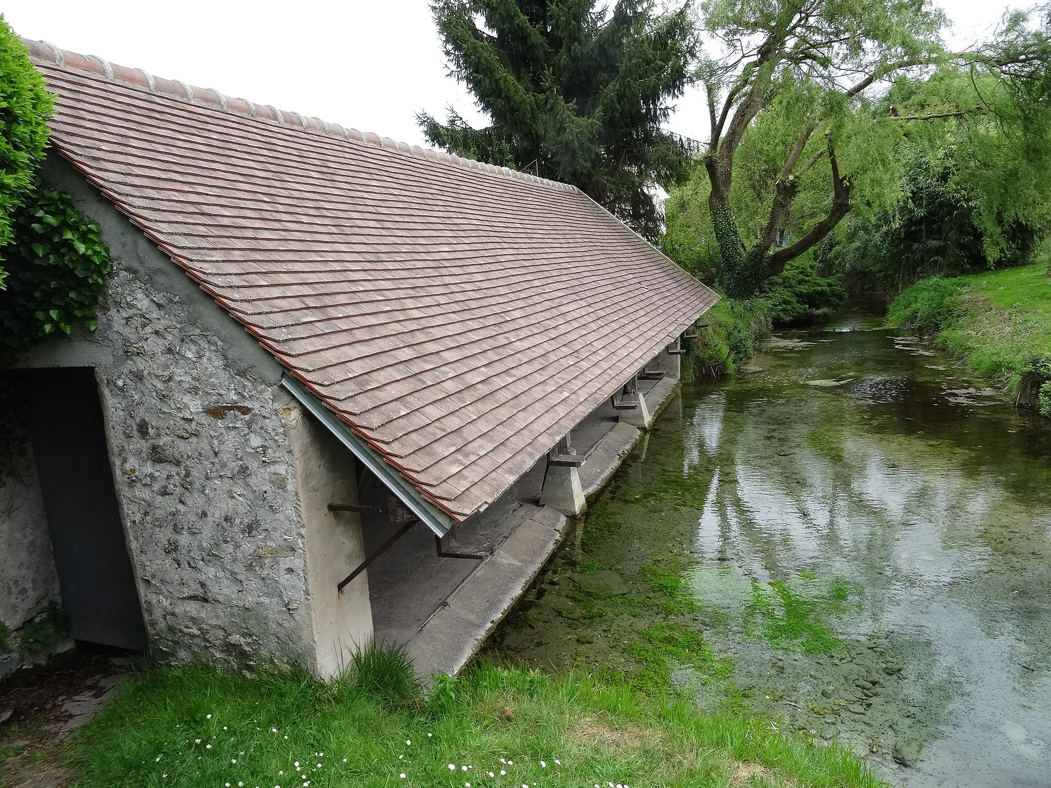 Photo showing: Lavoir à Souzy-la-Briche situé sur des sources alimentant la Renarde. (Essonne, région Île-de-France).