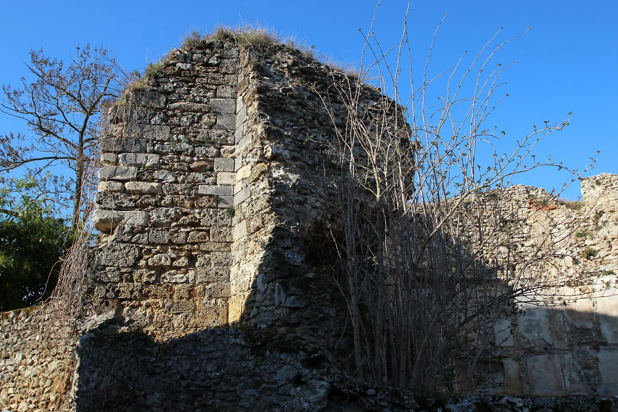 Photo showing: Remains of a castle in Châteaufort, Yvelines, France.
