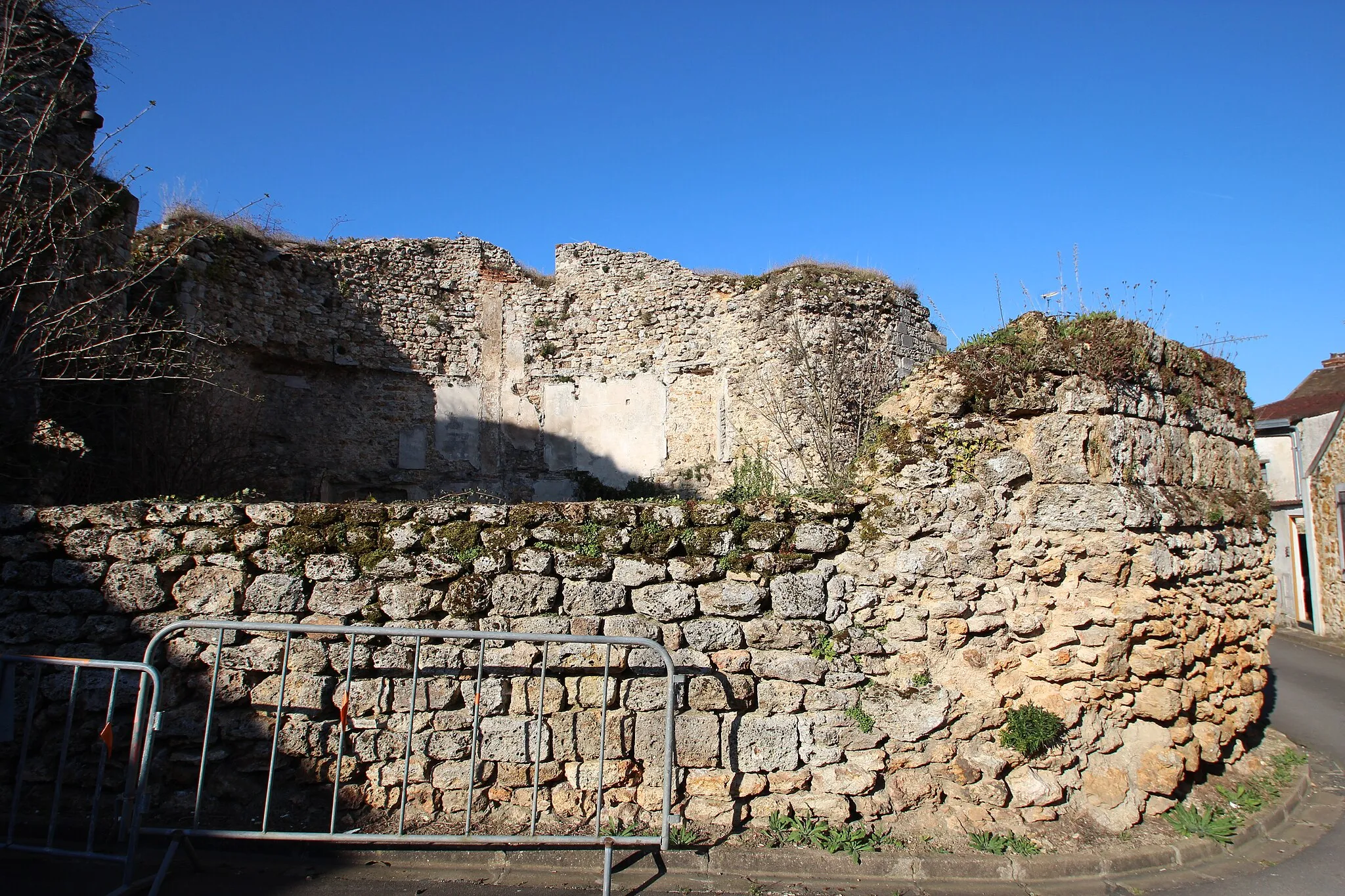Photo showing: Remains of a castle in Châteaufort, Yvelines, France.