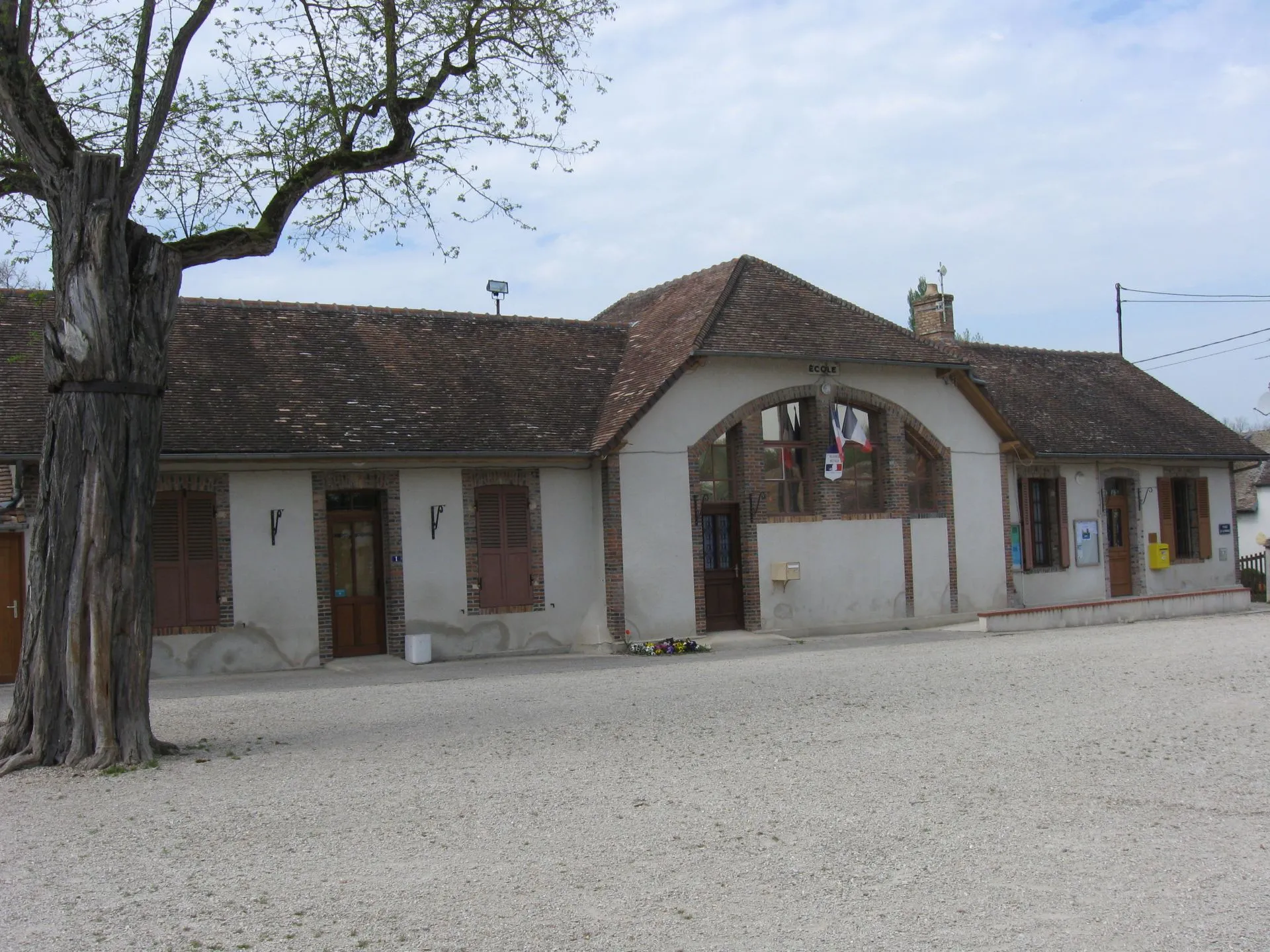 Photo showing: Mairie-école de Balloy. (Seine-et-Marne, région Île-de-France).