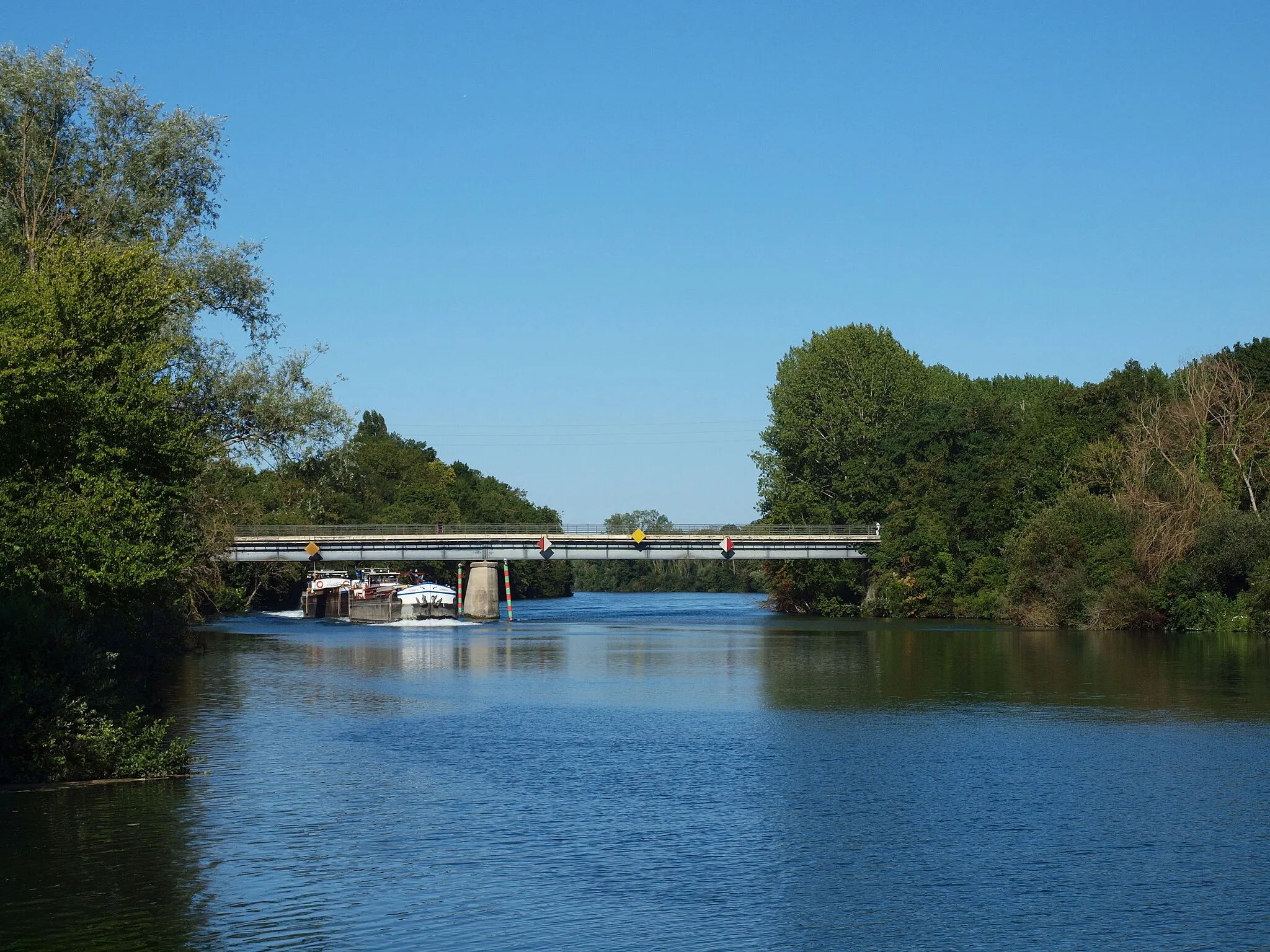 Photo showing: Passage d'un train de 2 péniches vides à La Tombe (Seine-et-Marne, France), qui remontent vers l'amont pour un chargements de granulats de Seine.