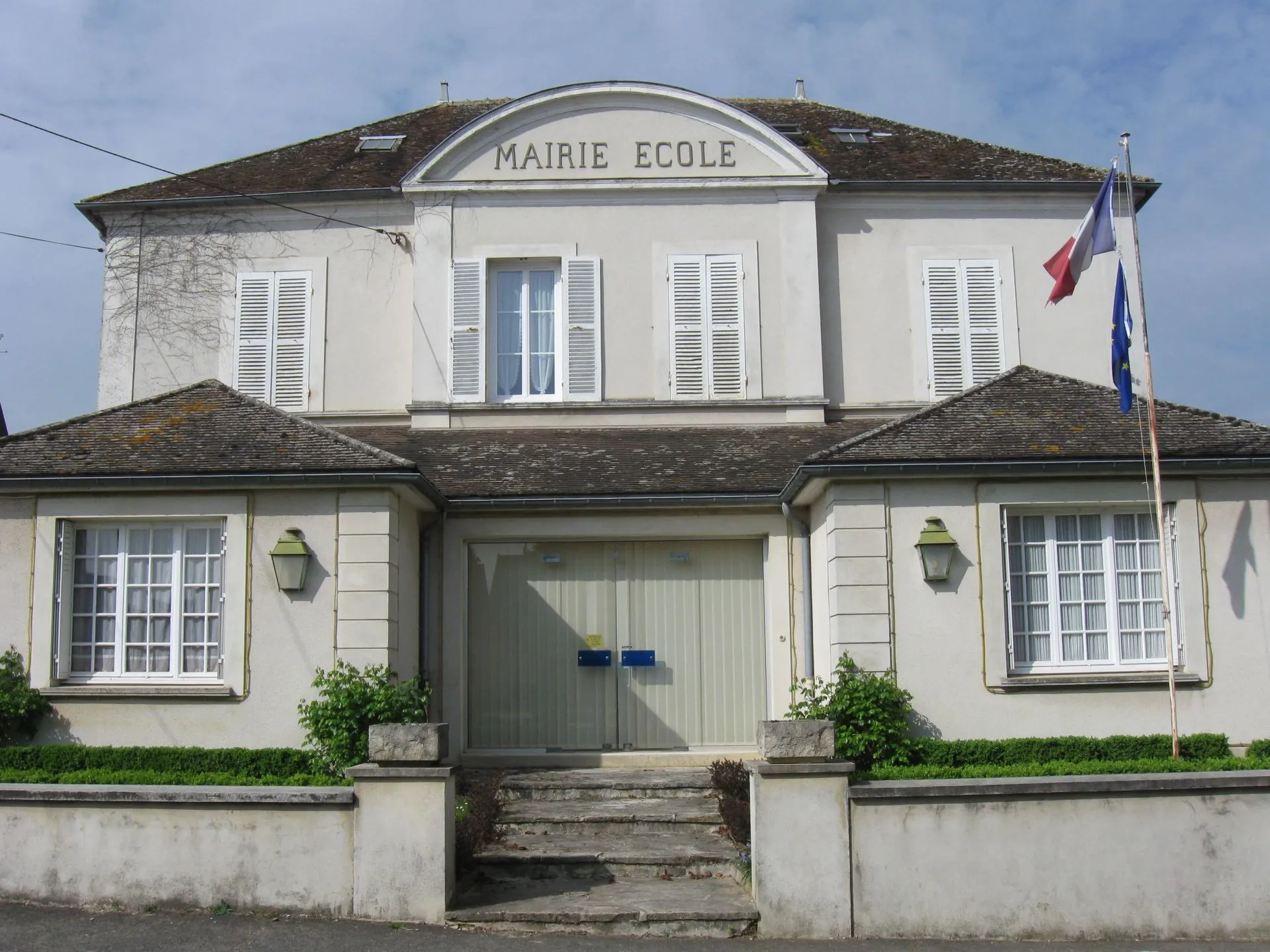 Photo showing: Mairie-école de Mousseaux-lès-Bray. (Seine-et-Marne, région Île-de-France).