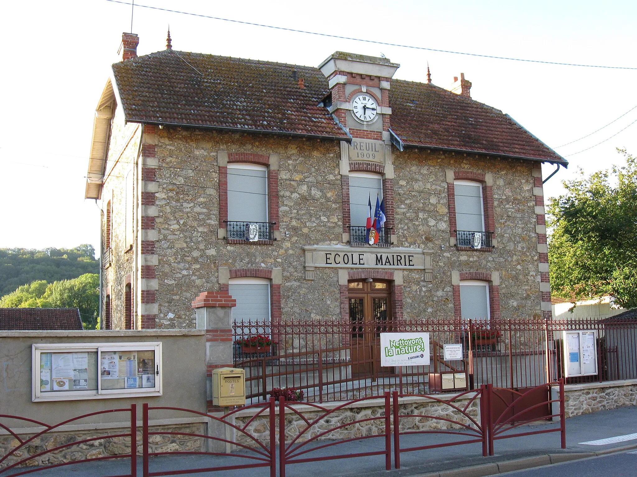Photo showing: Mairie-école de Reuil-en-Brie. (département de la Seine et Marne, région Île-de-France).