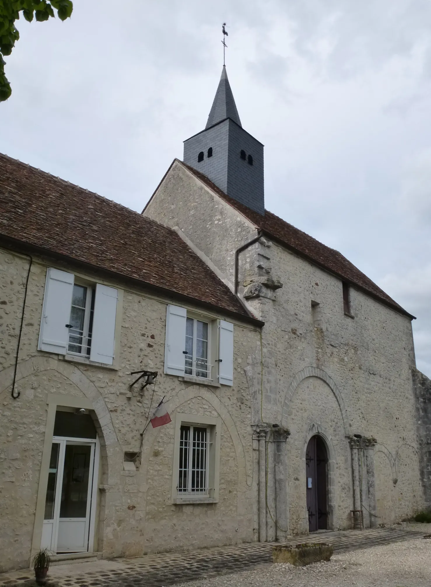 Photo showing: Église Saint-Blaise-Saint-Léger de Vulaines-lès-Provins. Seul le chœur de l'église demeure affecté au culte.  (département de la Seine-et-Marne, région Île-de-France).