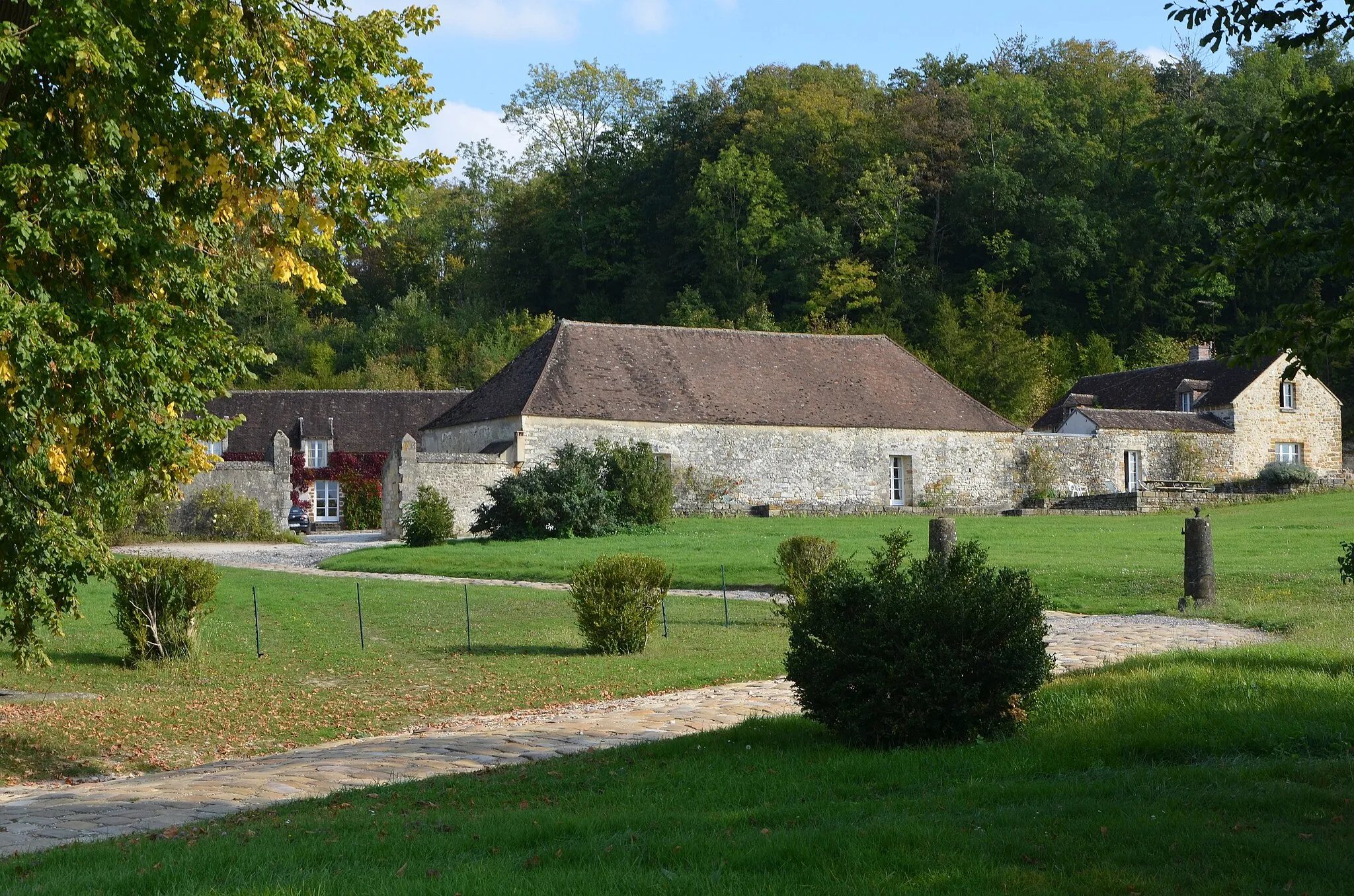 Photo showing: Ancienne ferme rattachee au chateau de Saint-Ange à Villecerf (Seine et Marne, France)