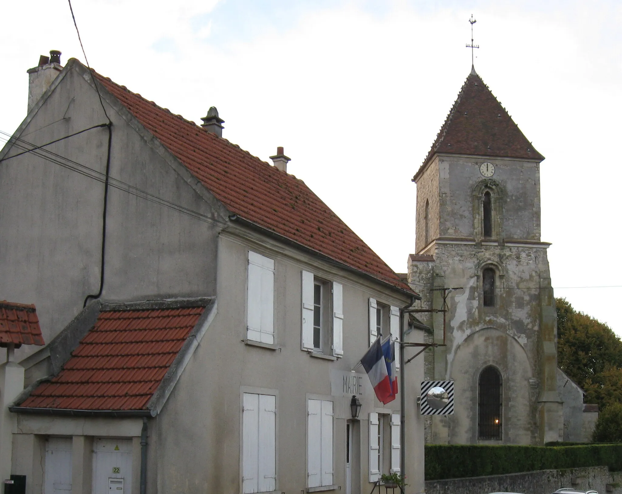 Photo showing: Mairie et église de Saint-Mesmes (département de la Seine-et-Marne, région Île-de-France).