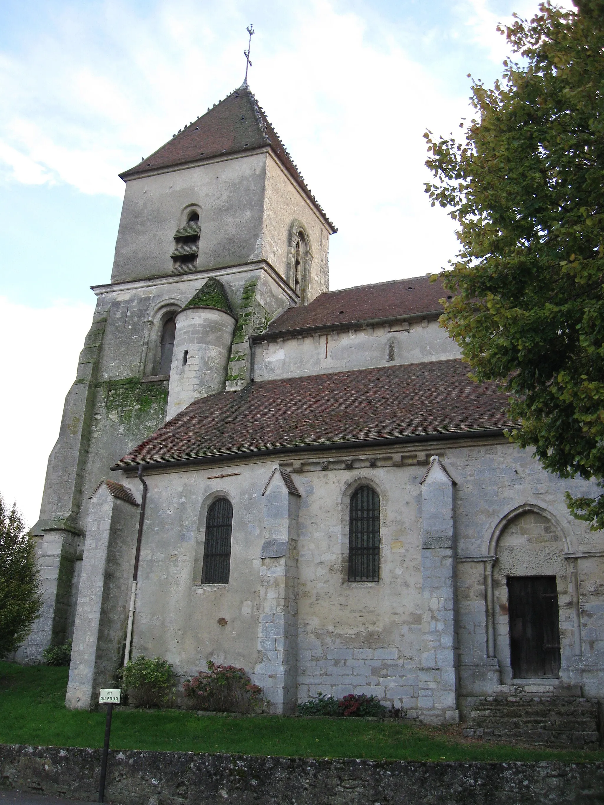 Photo showing: Église Saint-Maxime de Saint-Mesmes  (façade nord). (département de la Seine-et-Marne, région Île-de-France).