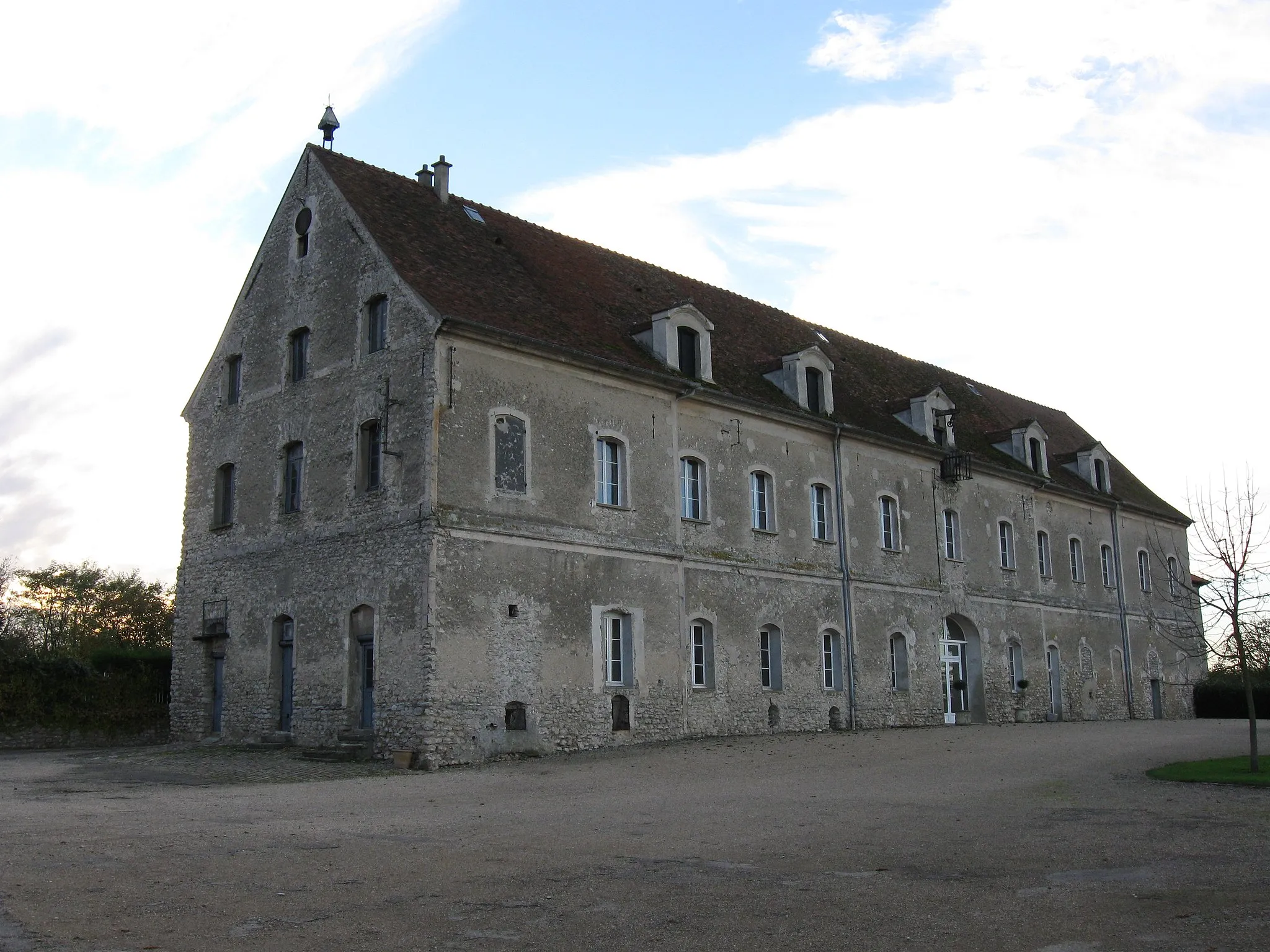 Photo showing: Grange dîmière de Saint-Mesmes. (département de la Seine-et-Marne, région Île-de-France).