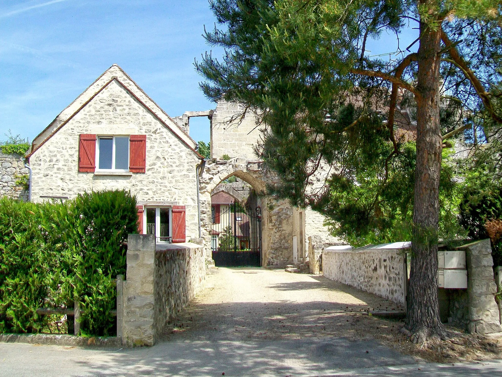 Photo showing: L'entrée à la cour de l'ancien château, qui est classé Monuments historiques depuis 1862. A droite subsiste une tour, cachée par le pin (visible sur l'une des autres photos). Les bâtiments à l'intérieur de la cour sont des maisons d'habitation ordinaires, des XIXe et XXe siècles.