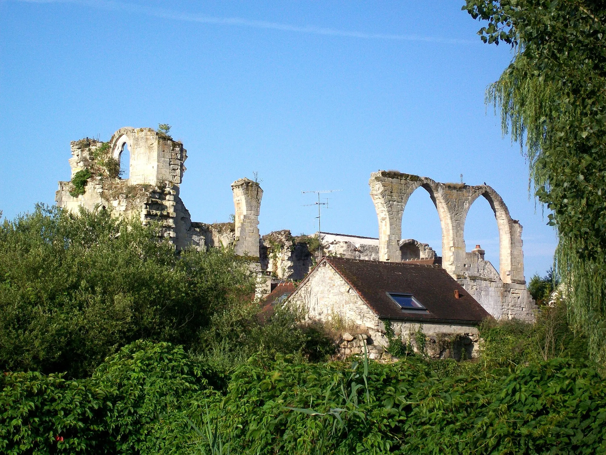 Photo showing: La chapelle de l'ancien château (à g.) et les arcades de la grande salle d'apparat (à dr.), vue depuis le nord-est (de ce côté, l'on ne peut pas s'approcher des ruines).