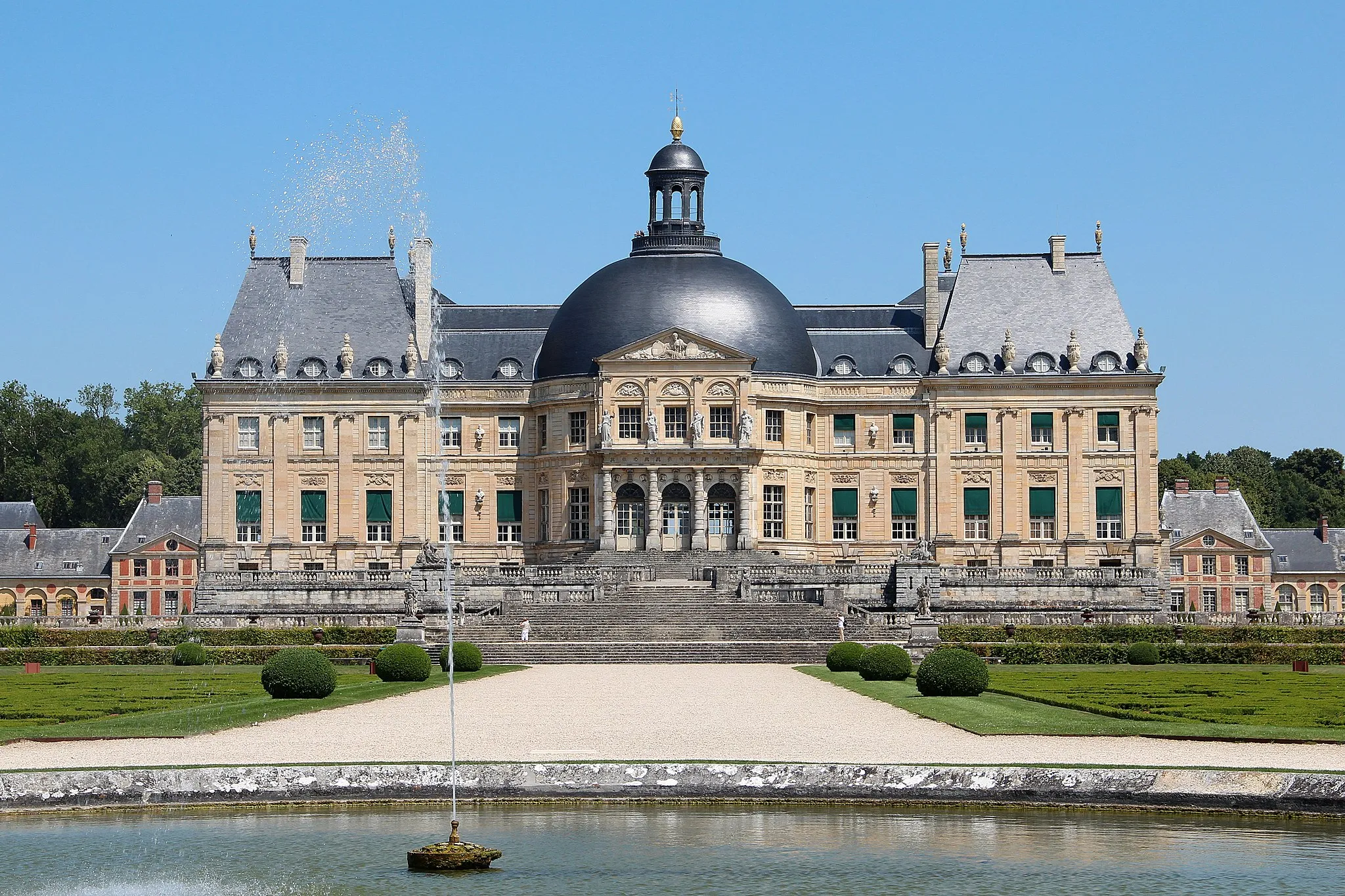 Photo showing: The south facade of the castle of Vaux-le-Vicomte seen from the "Rond d'eau" - Maincy (Seine-et-Marne, France).