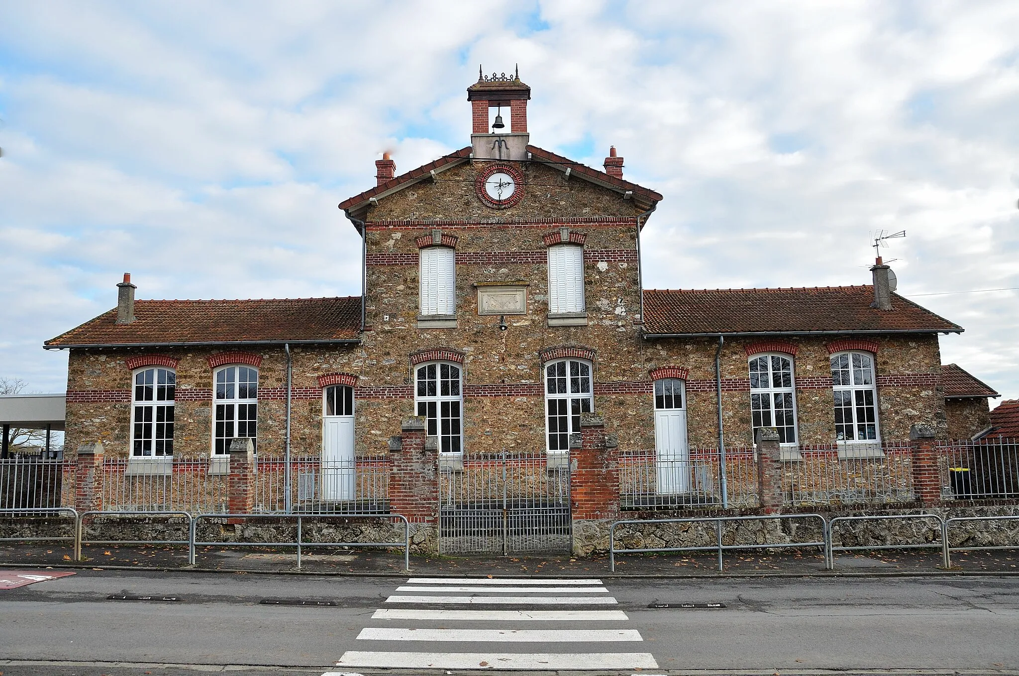 Photo showing: École et Ancienne mairie-école de Chauffry.  (département de la Seine-et-Marne, région Île-de-France).