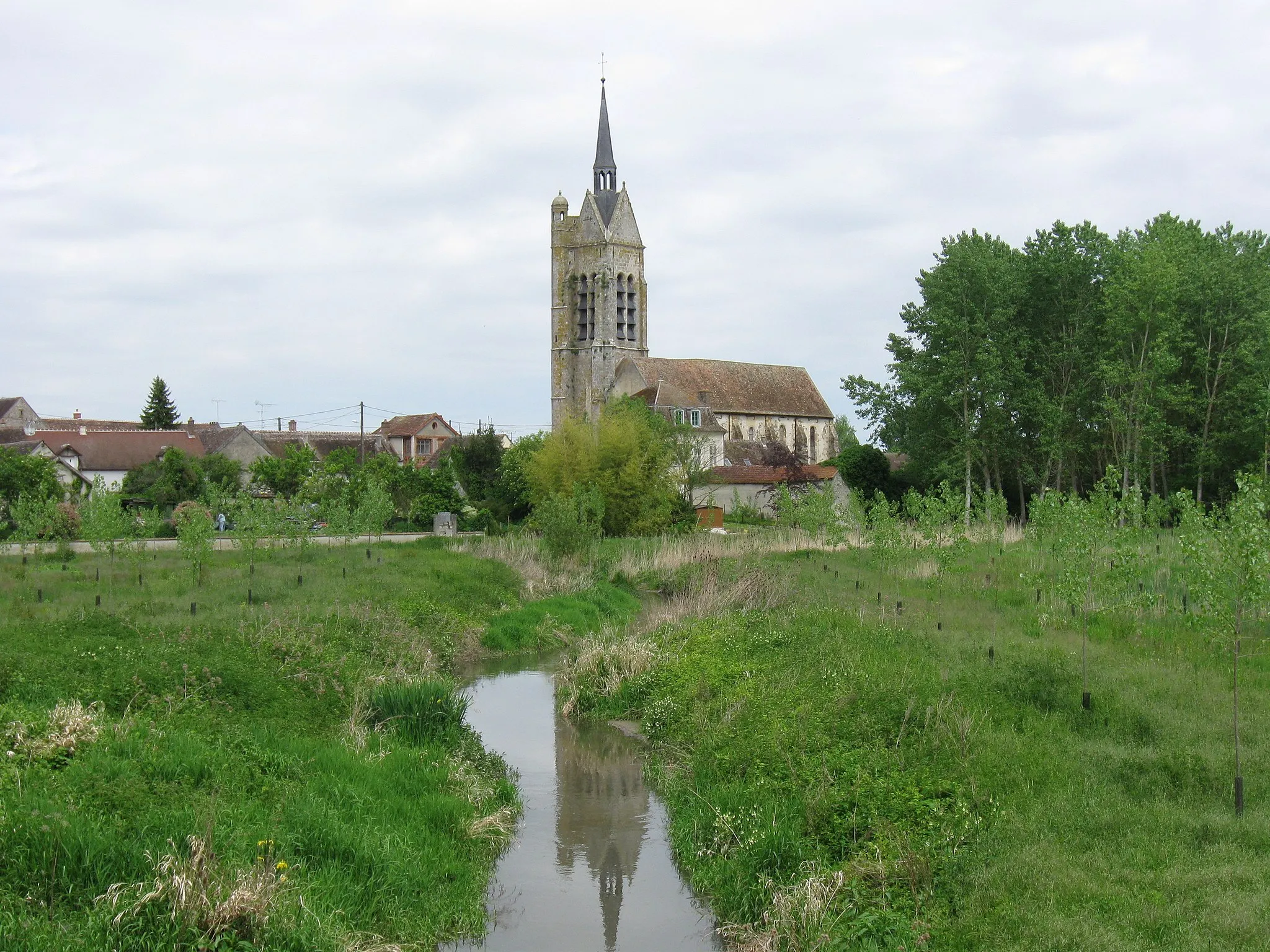 Photo showing: L'Auxence et l'èglise Saint-Cyr de Vimpelles. (Seine-et-Marne, région Île-de-France).