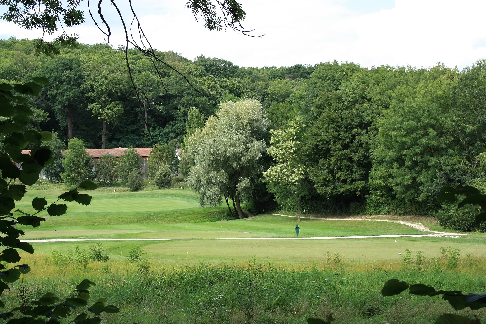 Photo showing: Golf near the Désert de Retz park in Chambourcy, France