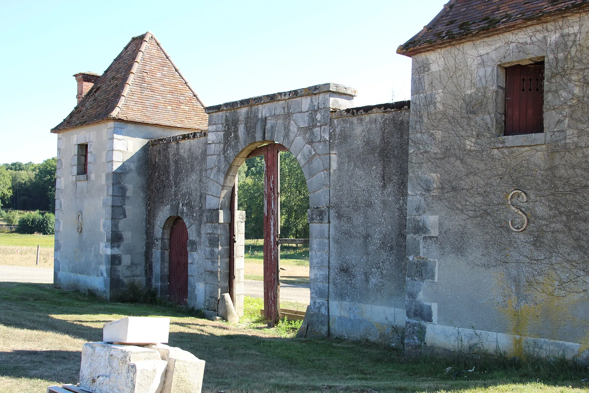 Photo showing: Castel of Voisins in Saint-Hilarion, France.