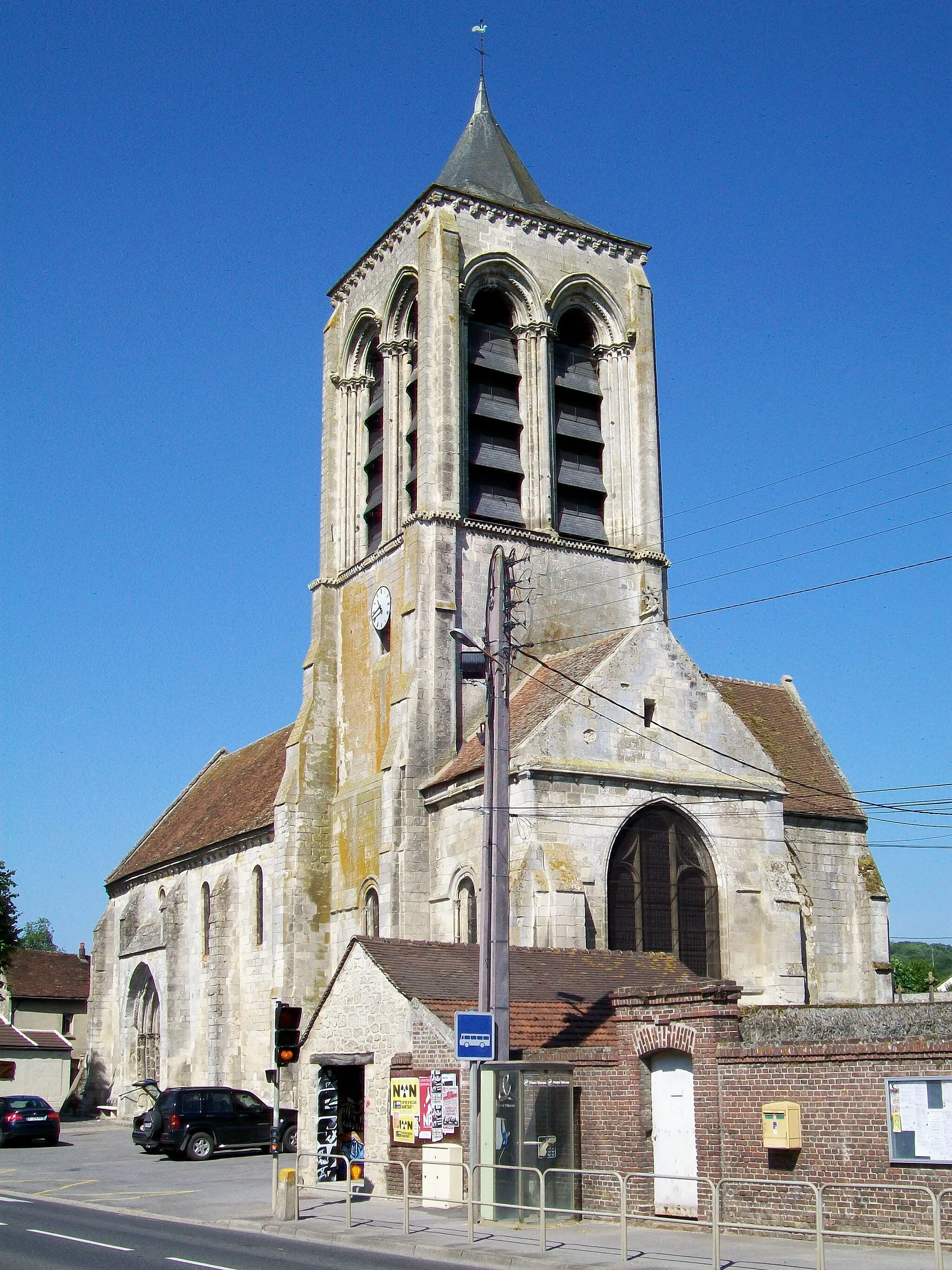 Photo showing: L'église Saint-Barthélémy des XIIIe et XVIe siècles, depuis le sud-est. Elle est classée Monument historique depuis 1921.