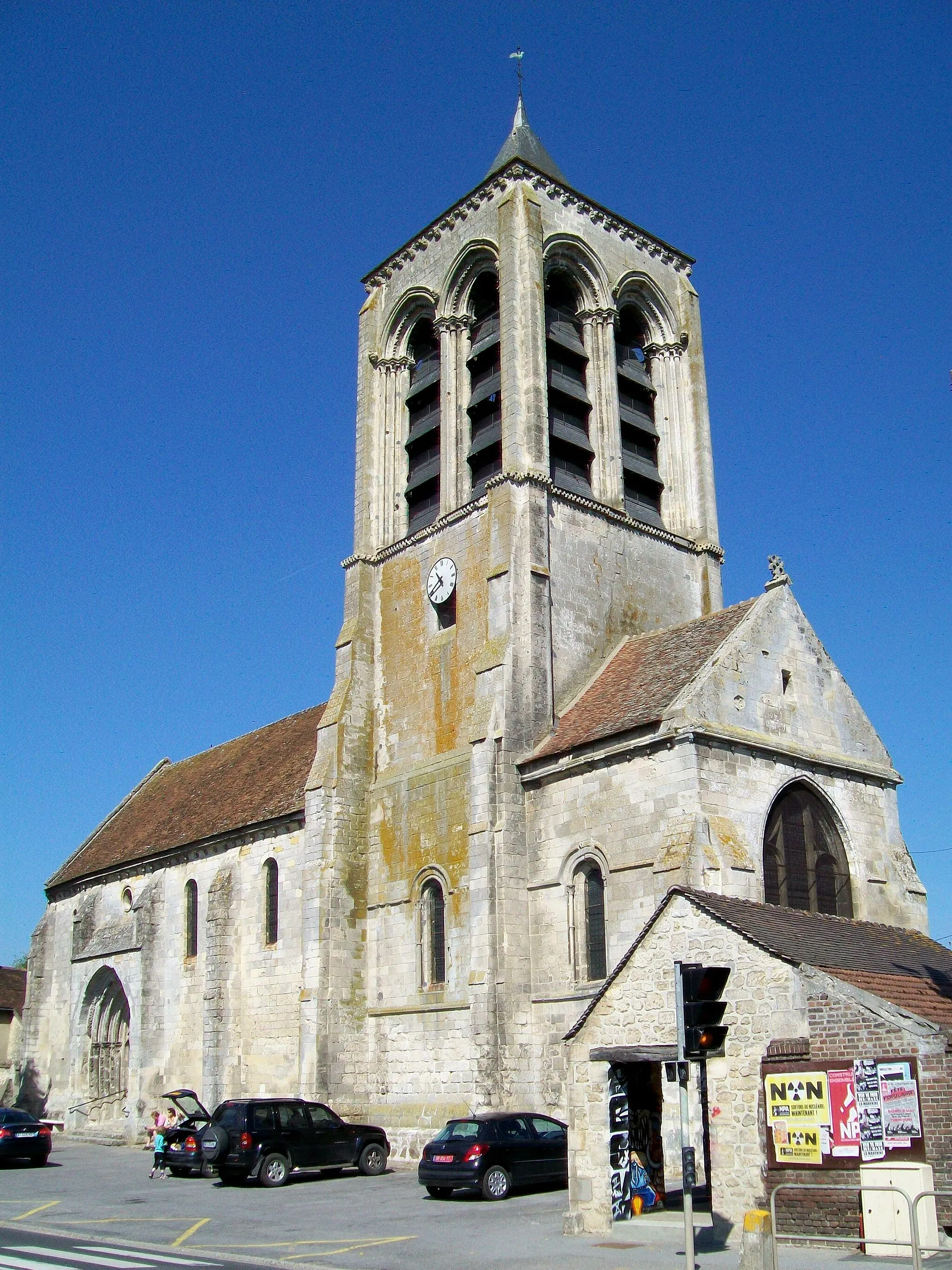 Photo showing: L'église Saint-Barthélémy des XIIIe et XVIe siècles, depuis le sud-est. Elle est classée Monument historique depuis 1921.