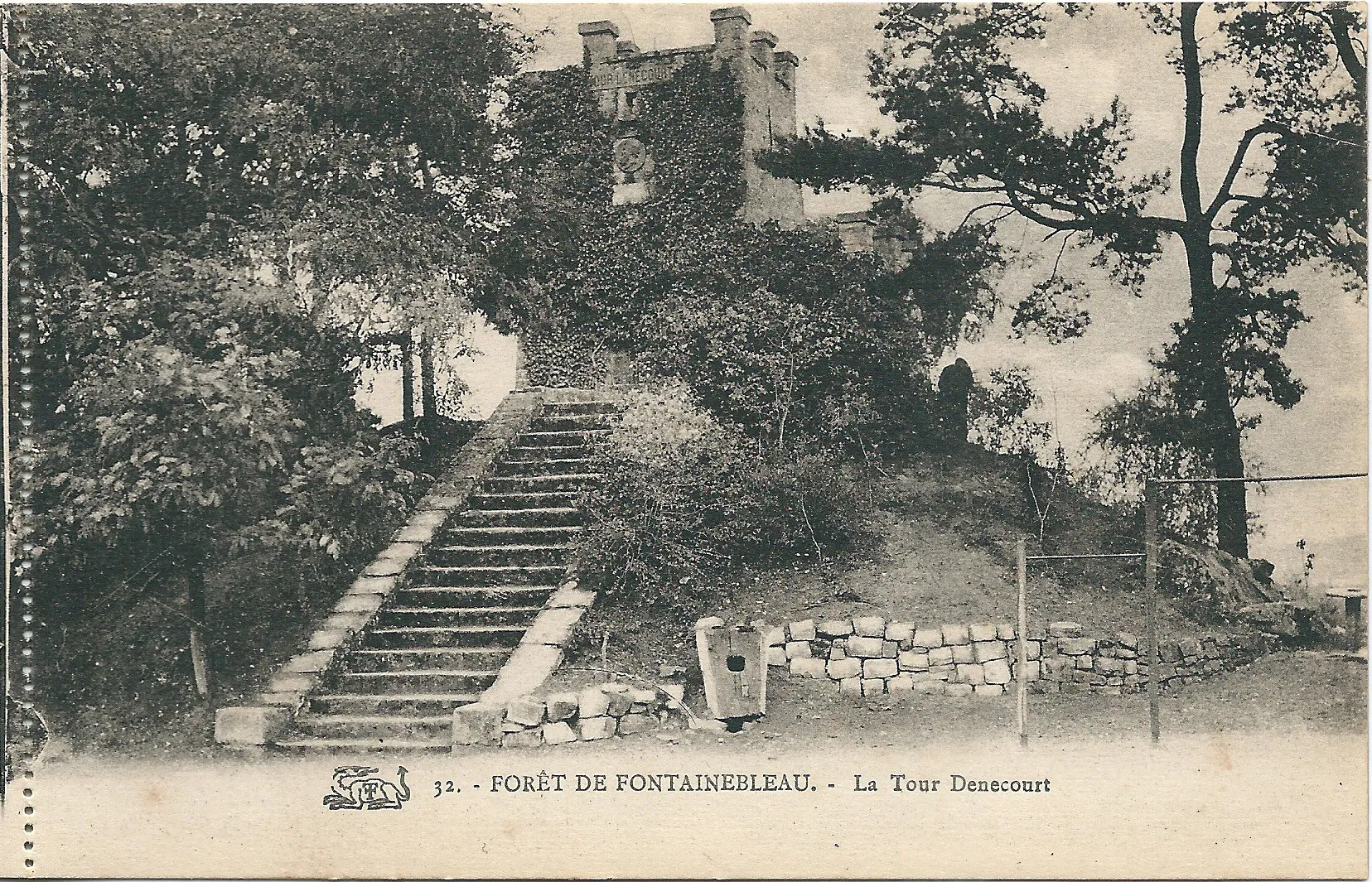 Photo showing: Carte postale de Fontainebleau, son château & sa forêt, datant de 1912 environ (avant 1914 certainement)