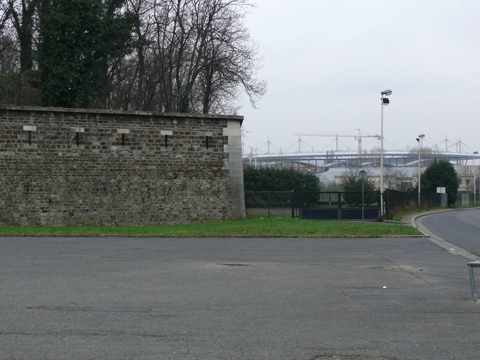 Photo showing: Saint-Denis, les abords du Fort de l'Est (1841-1843). Au fonds, les ondulations de la toiture du Lycée Suger et celle du Stade de France