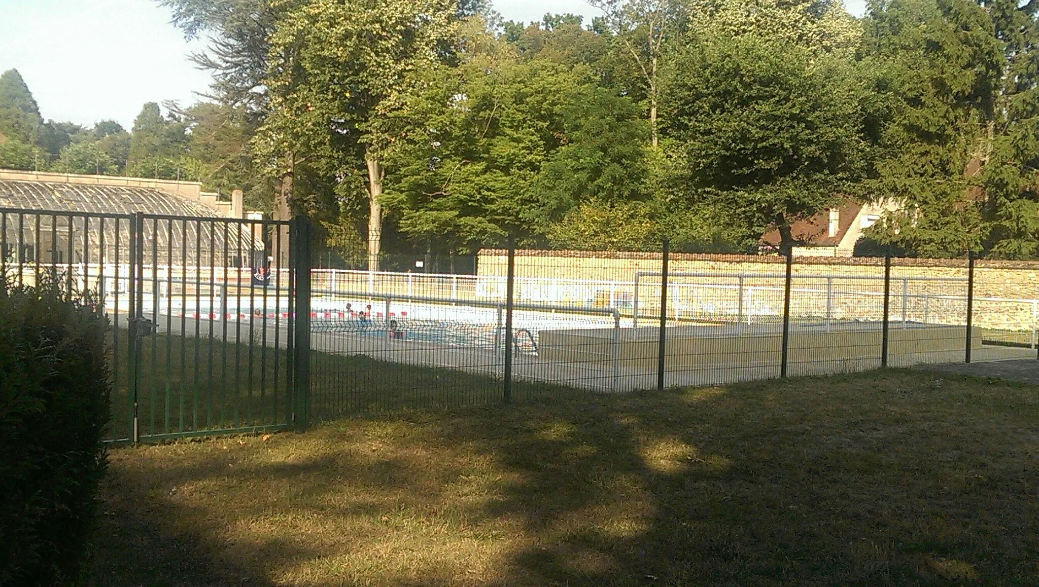 Photo showing: Piscine dans ce parc.