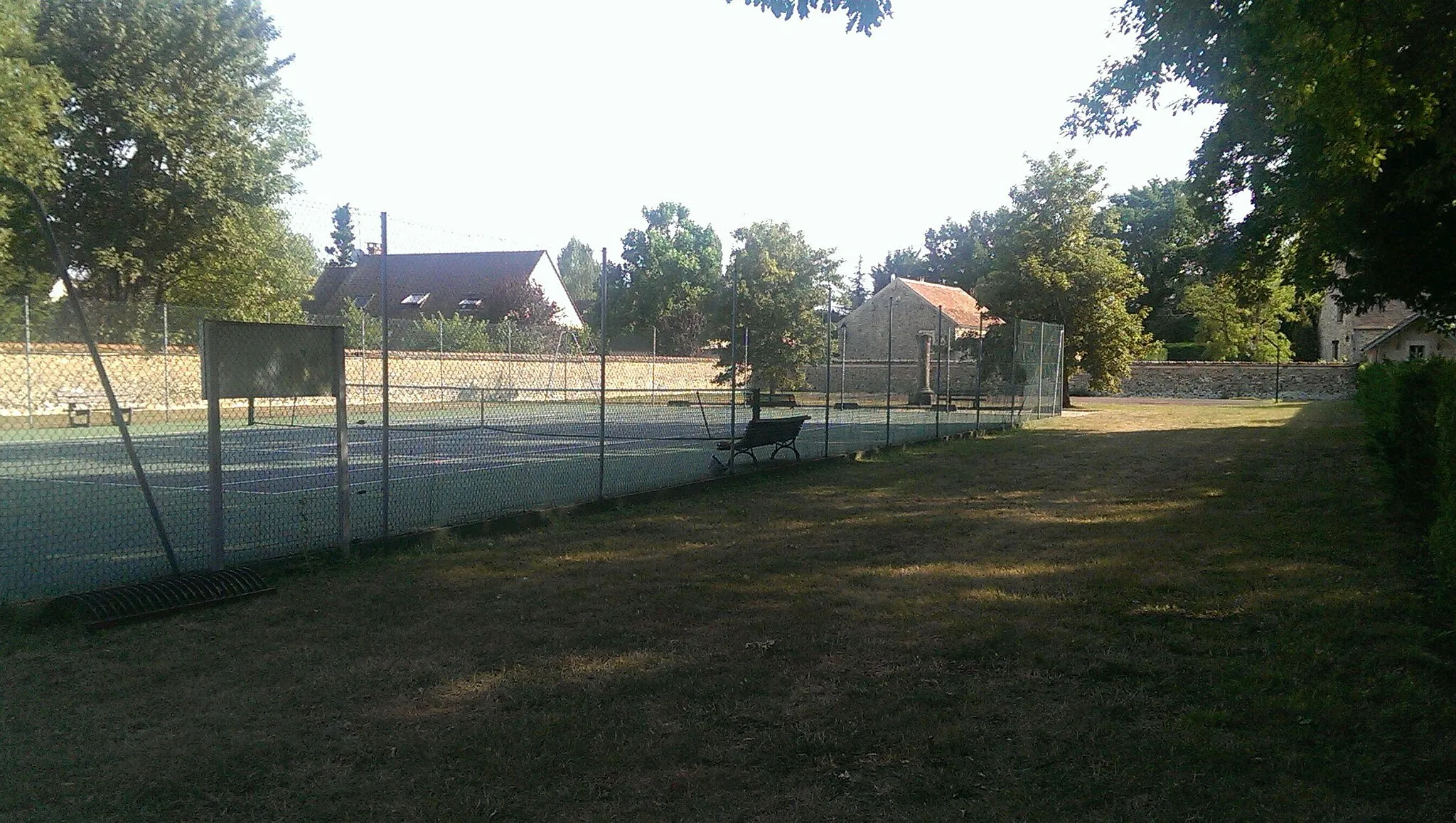 Photo showing: Terrains de tennis et basket dans ce parc.