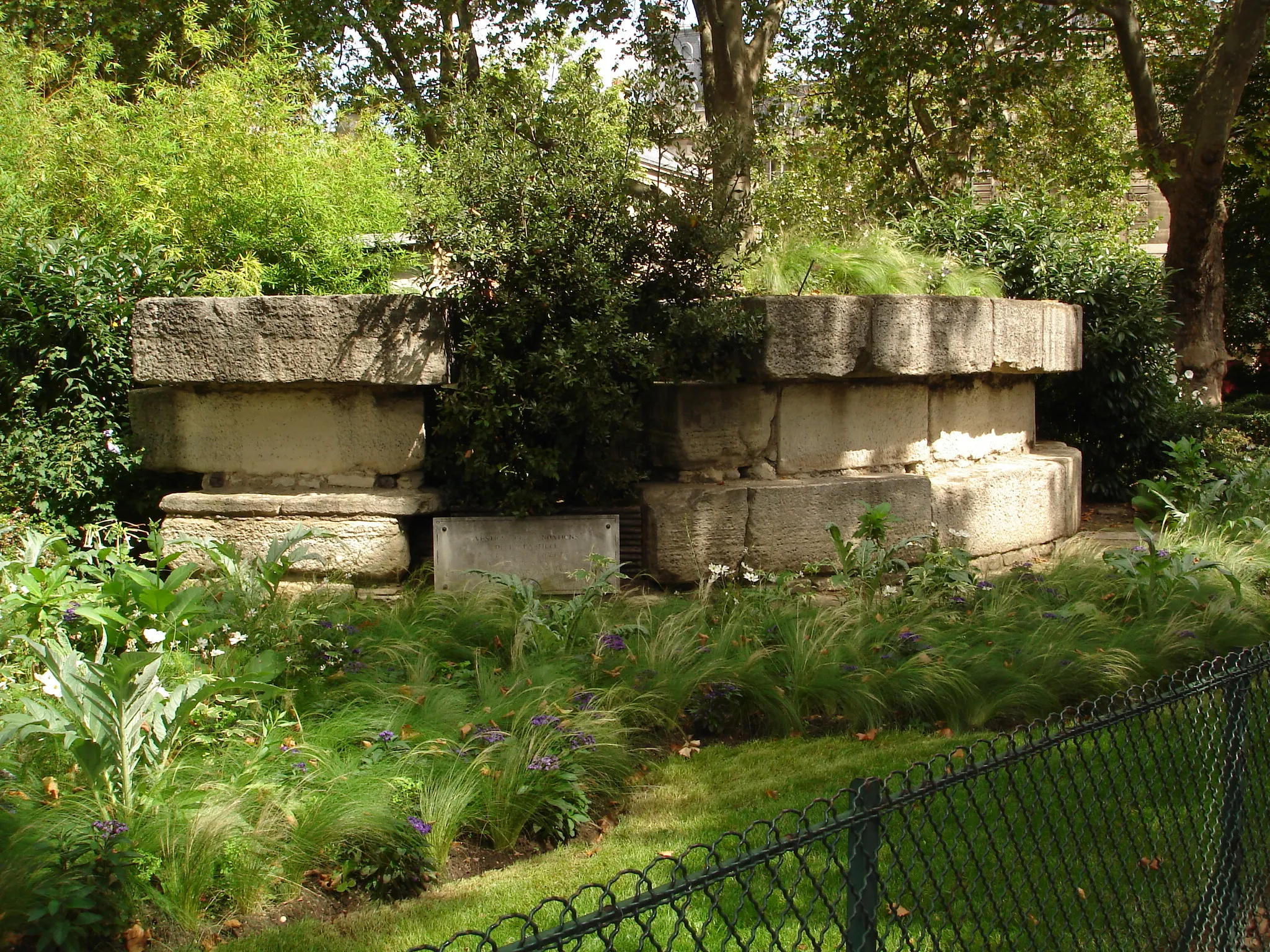 Photo showing: Boulevard Henri IV - Vestige of the foundation of the Bastille. The translation of the text on the plaque is : "Vestiges of the foundations of the Bastille Liberty tower discovered in 1899 and carried to this place