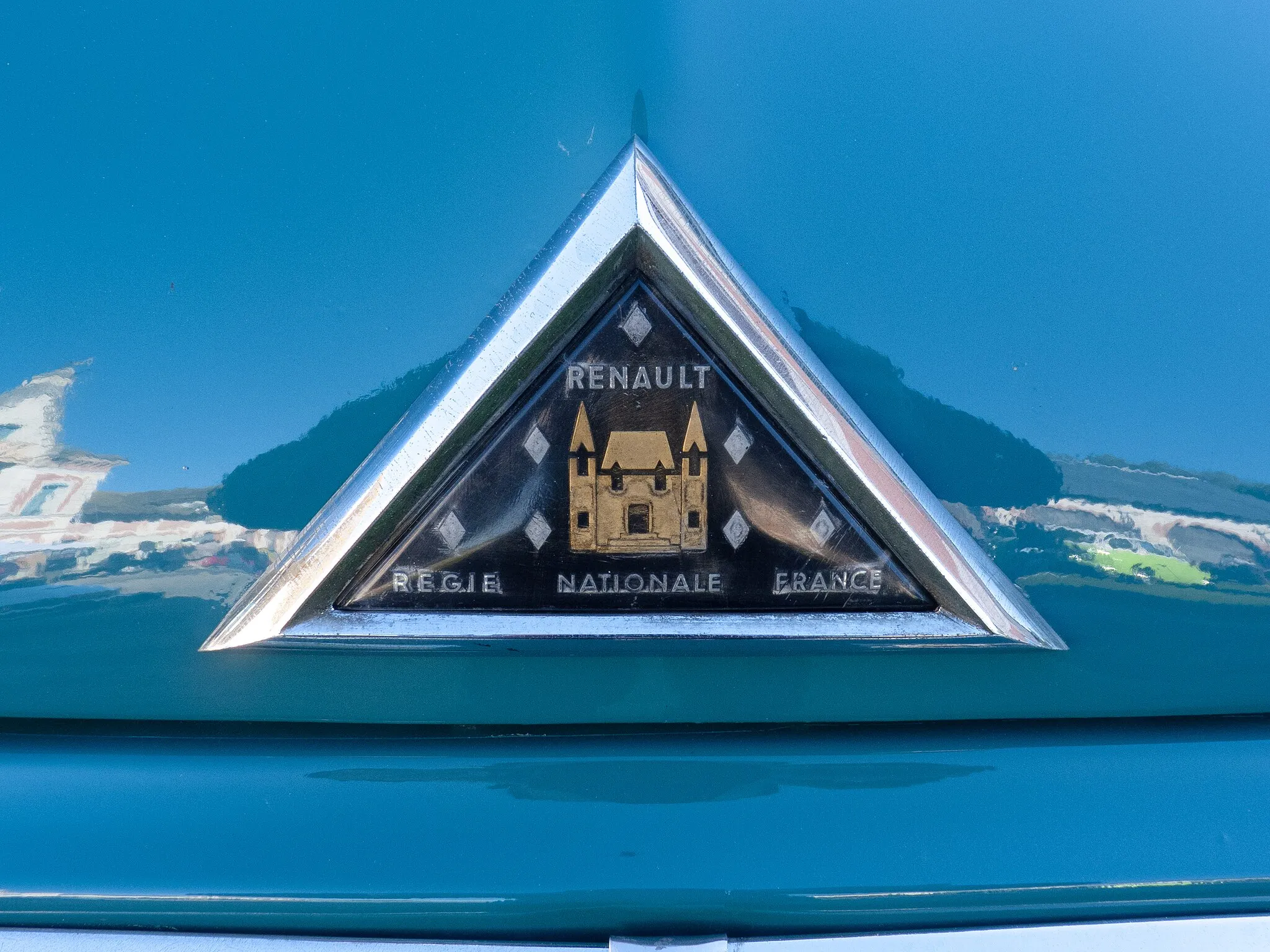 Photo showing: Détail du logo de la Renault Manoir.
