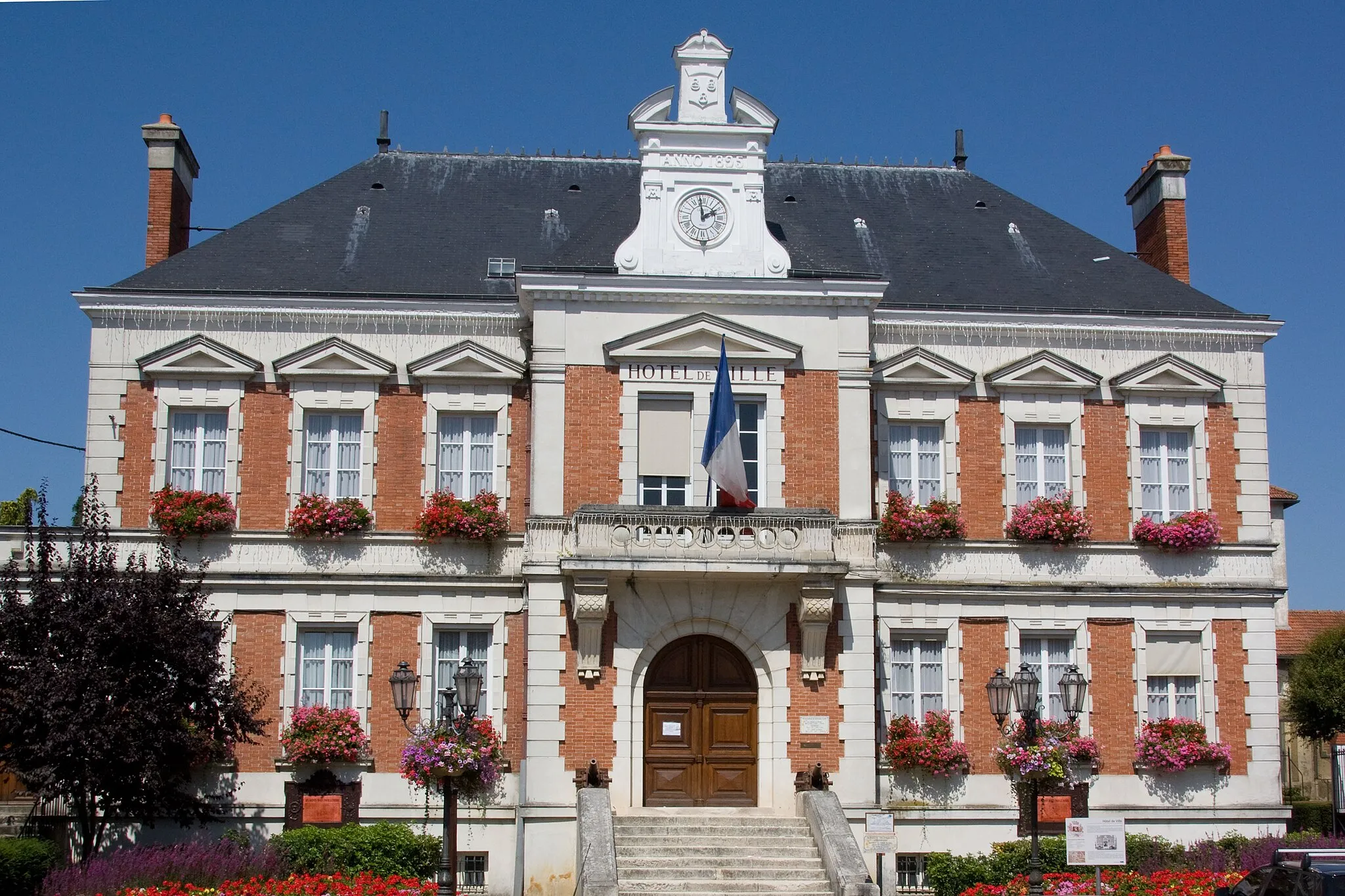 Photo showing: L'Hôtel de ville de Milly-la-Forêt, Milly-la-Forêt, Essonne, France