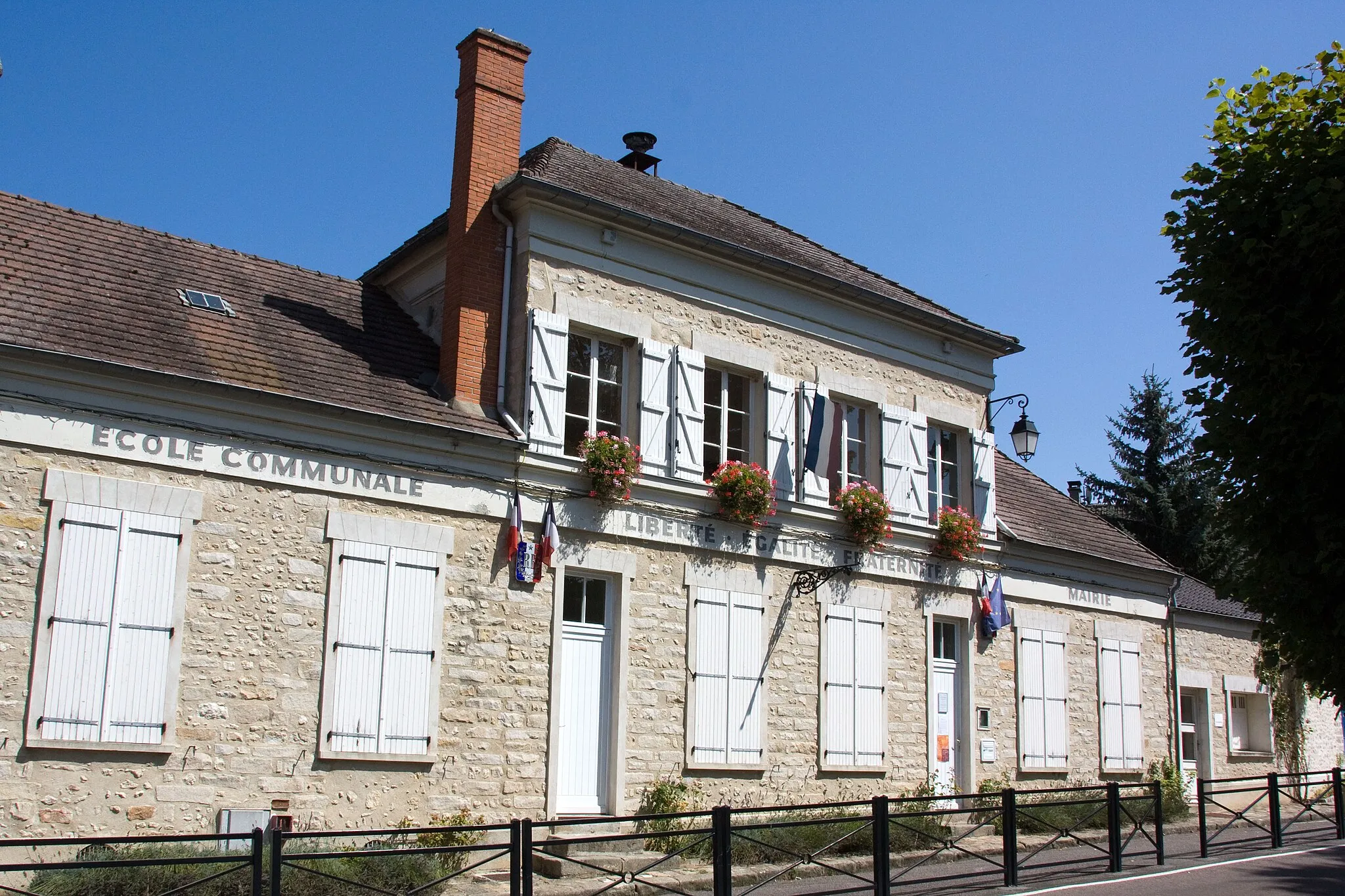 Photo showing: La mairie de Courances. Courances, Essonne, France