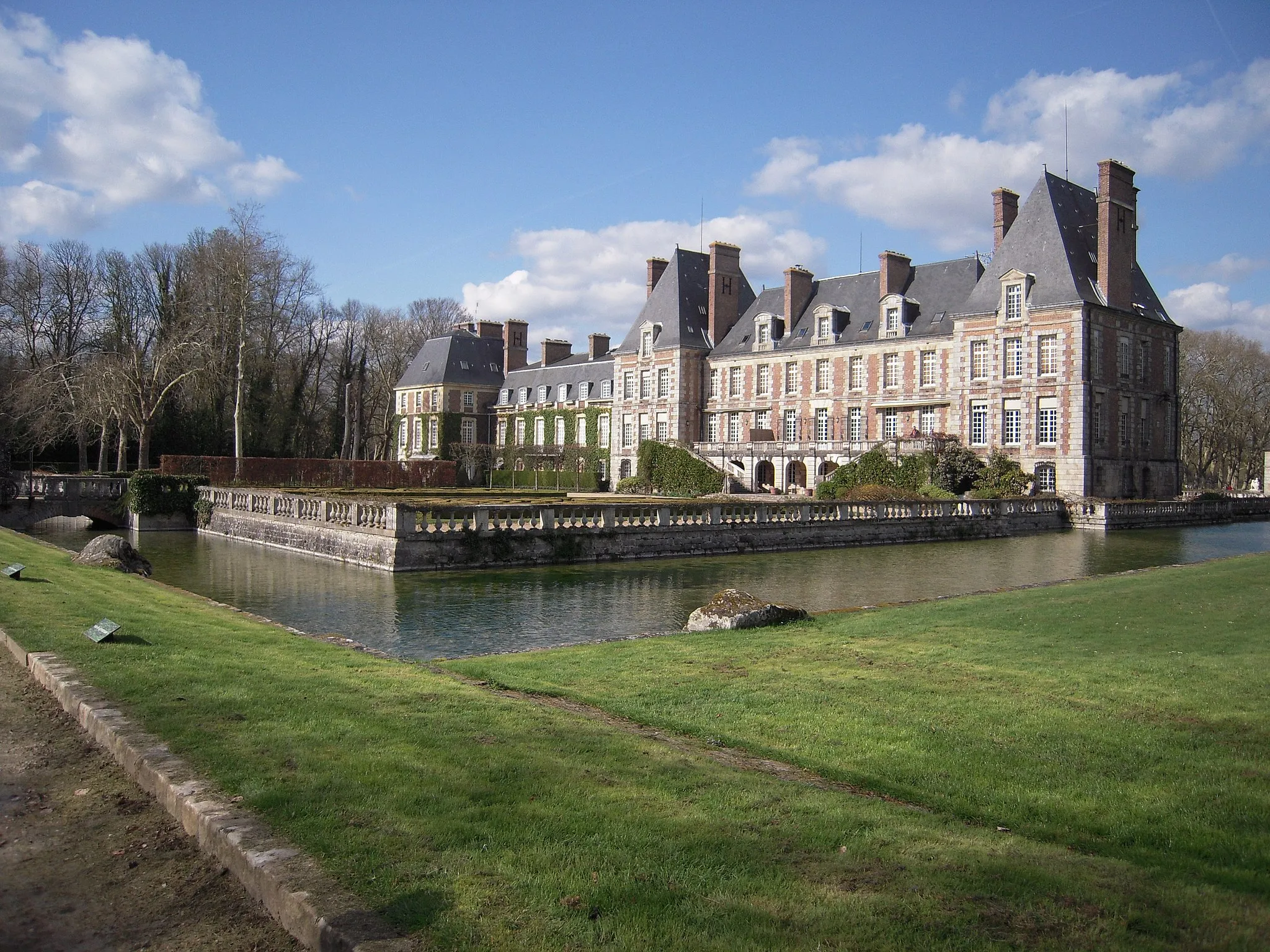 Photo showing: This building is indexed in the base Mérimée, a database of architectural heritage maintained by the French Ministry of Culture, under the reference PA00087871 .