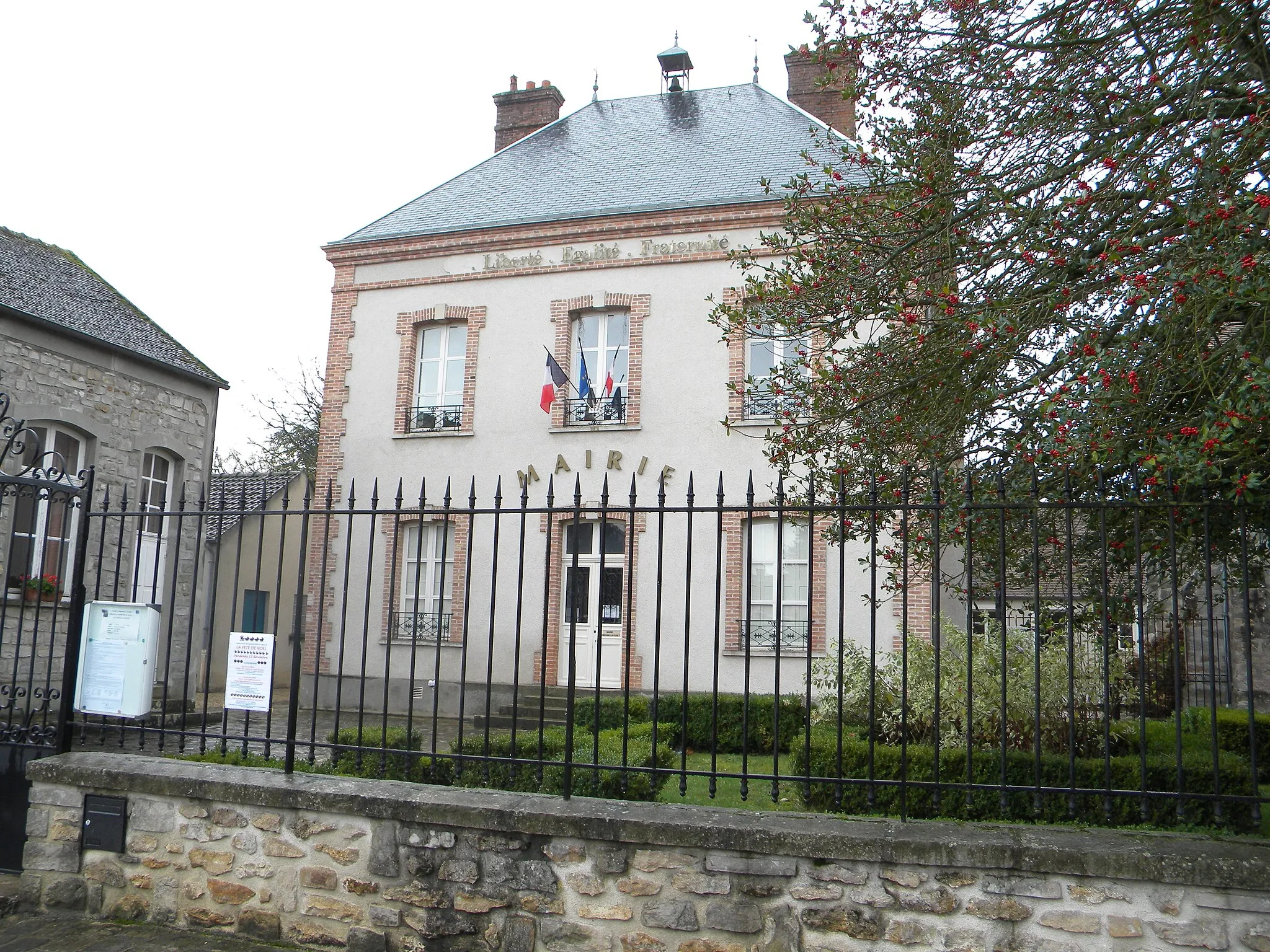 Photo showing: La Mairie d'Arbonne la Forêt