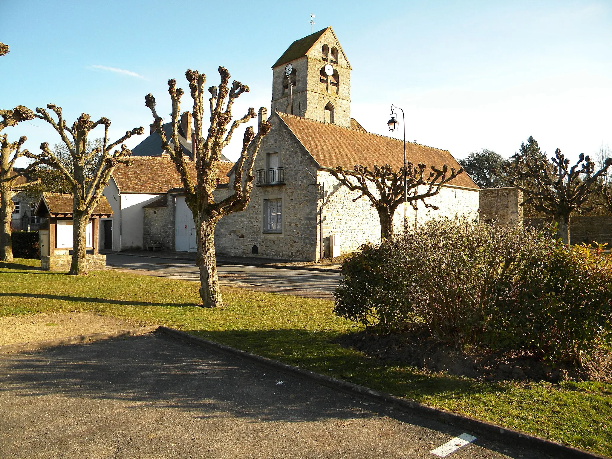 Photo showing: L'église Saint Éloi d'Arbonne la Forêt vue de la place du village