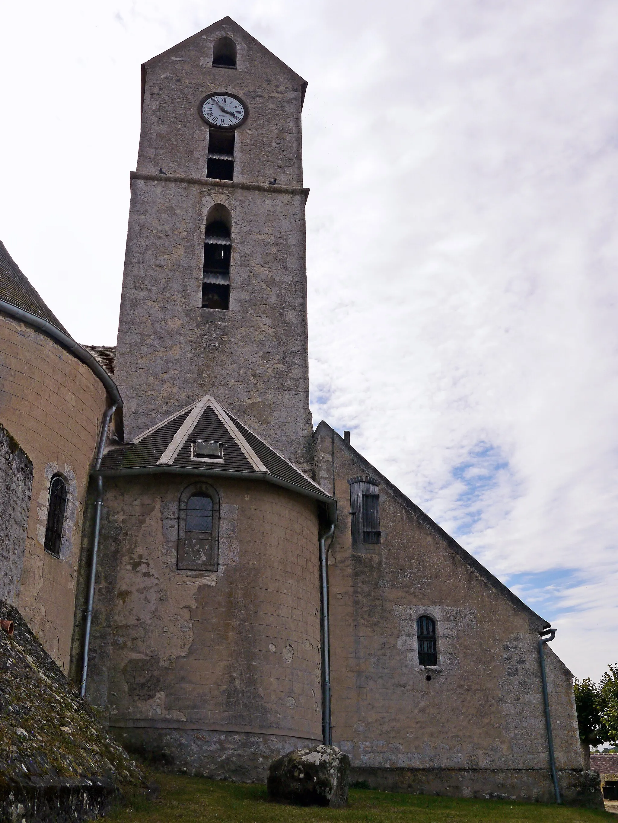 Photo showing: Buno-Bonnevaux, Essonne, France. Polissoir des Sept coups d'épée, next to the church.