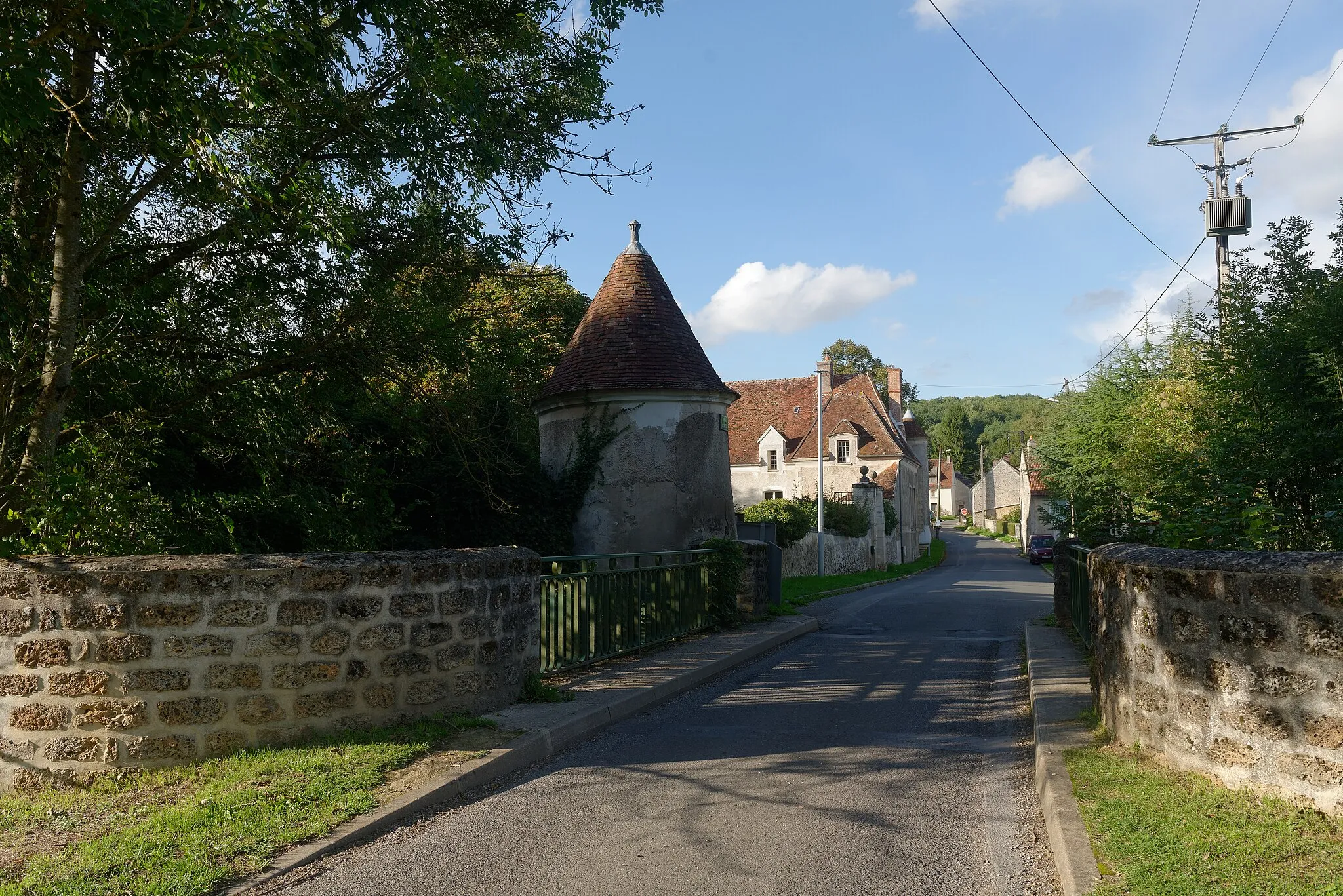 Photo showing: Abords du château du Fourcheret, rue du Château (D46) à Villeneuve-sur-Bellot en Seine-et-Marne.