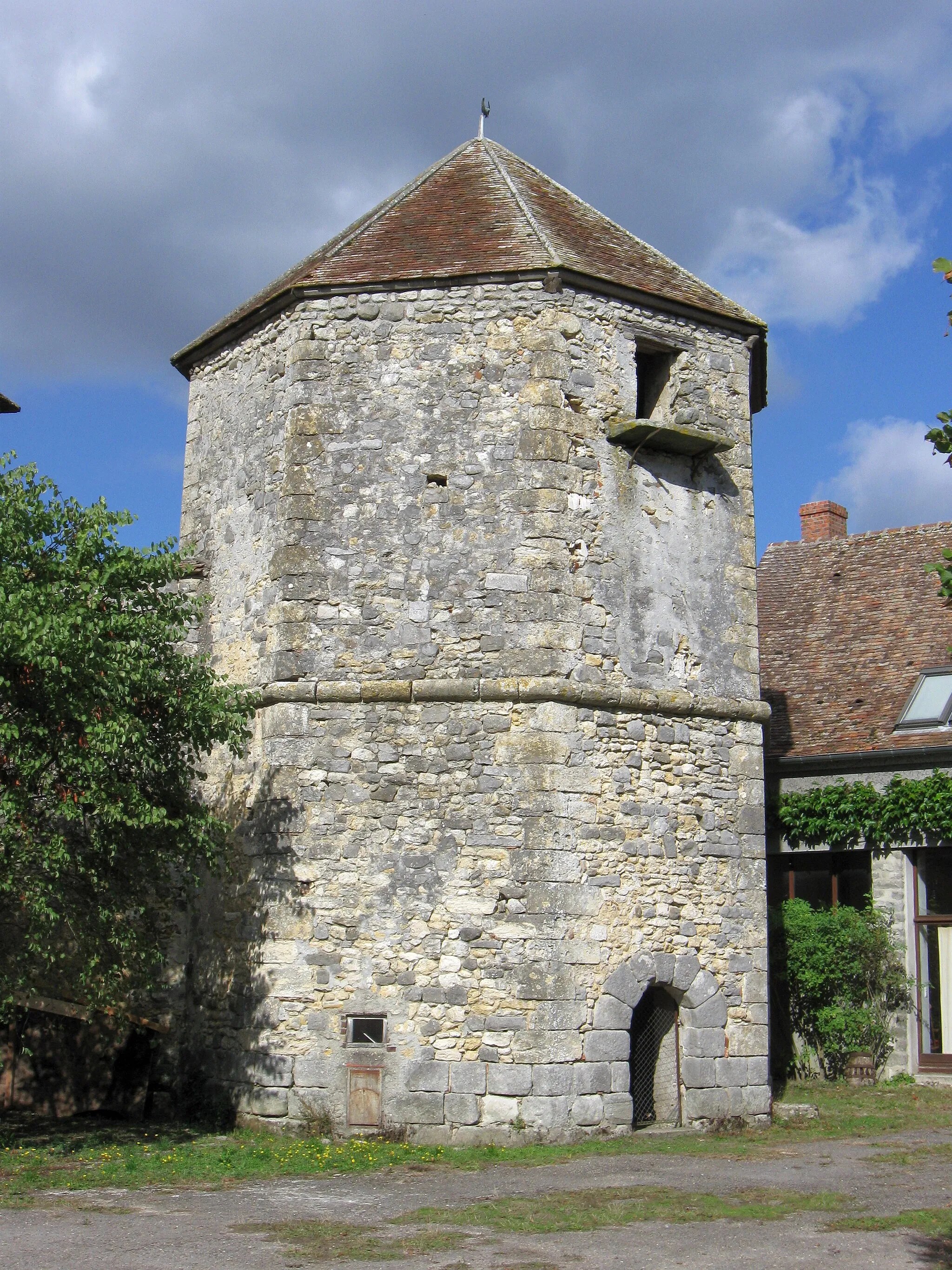 Photo showing: Dovecote tower - Farm of Chapître. (Larchant, Seine-et-Marne, Île-de-France).