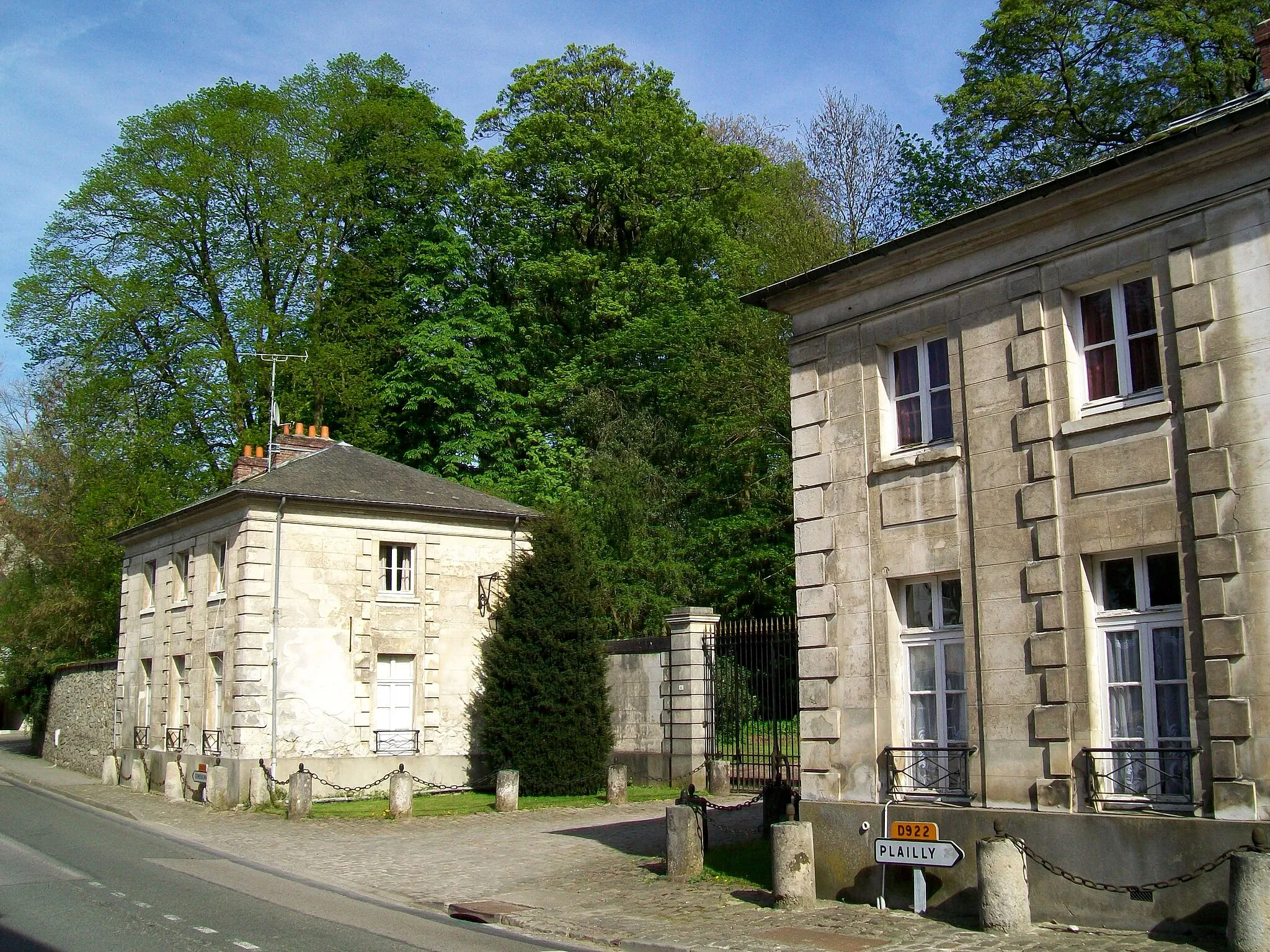 Photo showing: L'ancienne entrée du château de Mortefontaine et du « petit parc », avec ses deux maisons de garde.