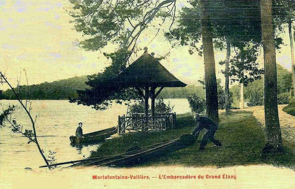 Photo showing: L'embarcadère de l'étang de l'Epine. A croire des gravures anciennes, des grands voliers naviguaient sur l'étang aux grandes heures du domaine.
